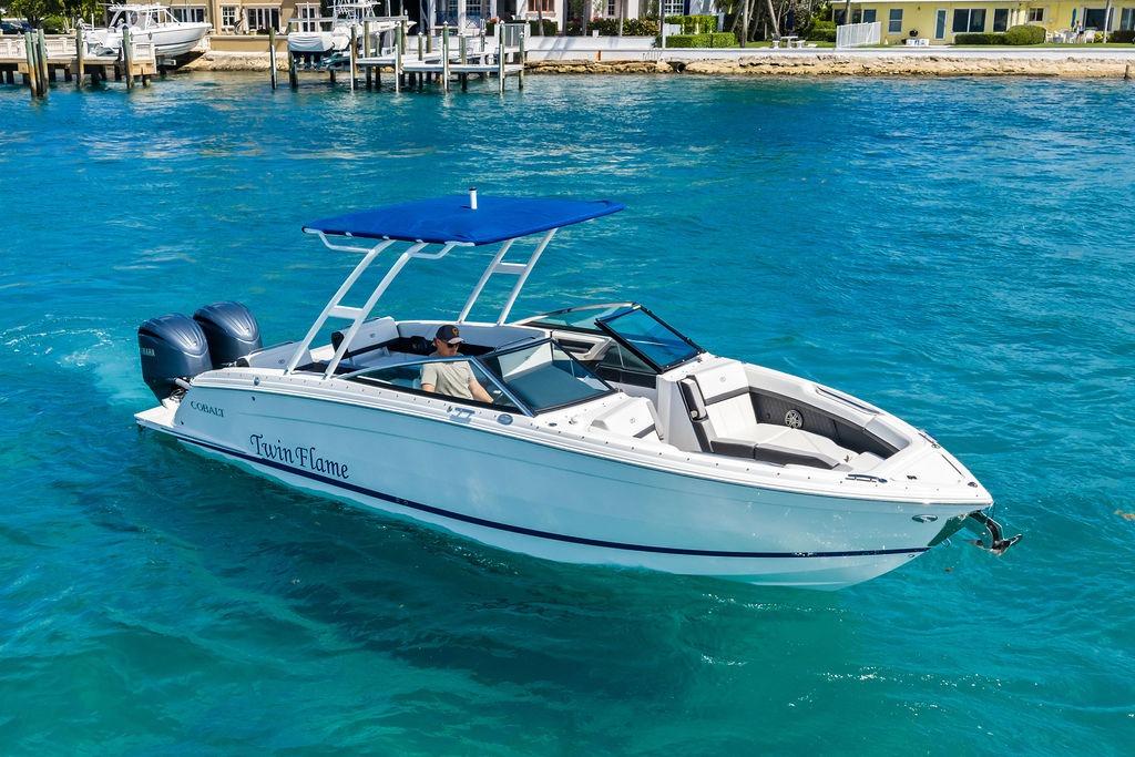 2022 Cobalt R8 Outboard