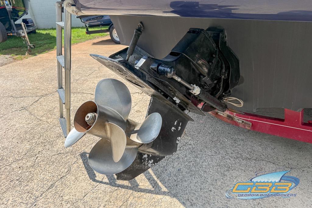 Propeller and stern of 2006 Sea Ray Sundancer 260 boat on display.