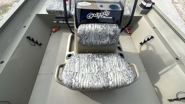 2026 Tracker Grizzly 2072 CC - 6