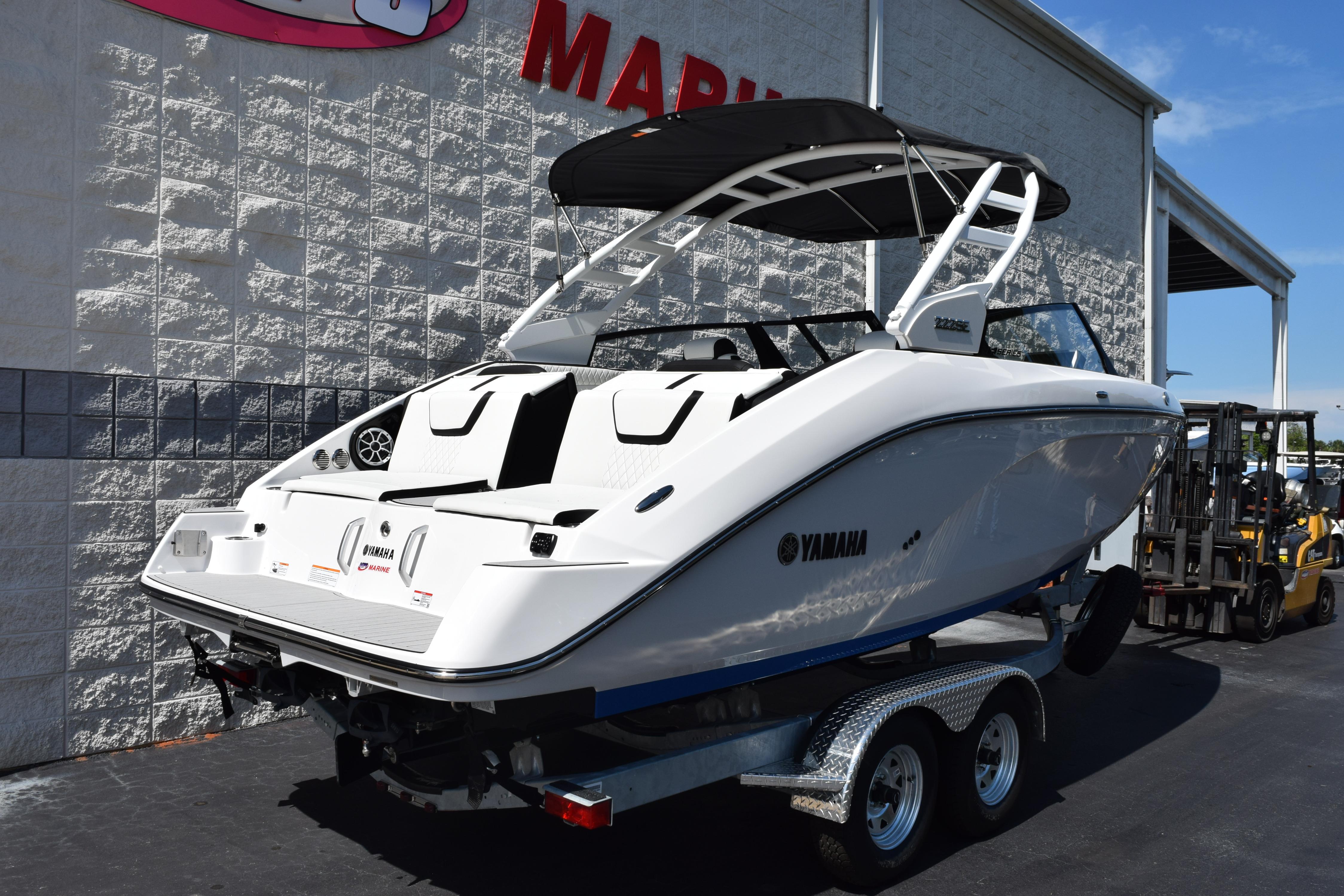 2026 Yamaha Boats 222SE on trailer, displayed outdoors at a dealership.
