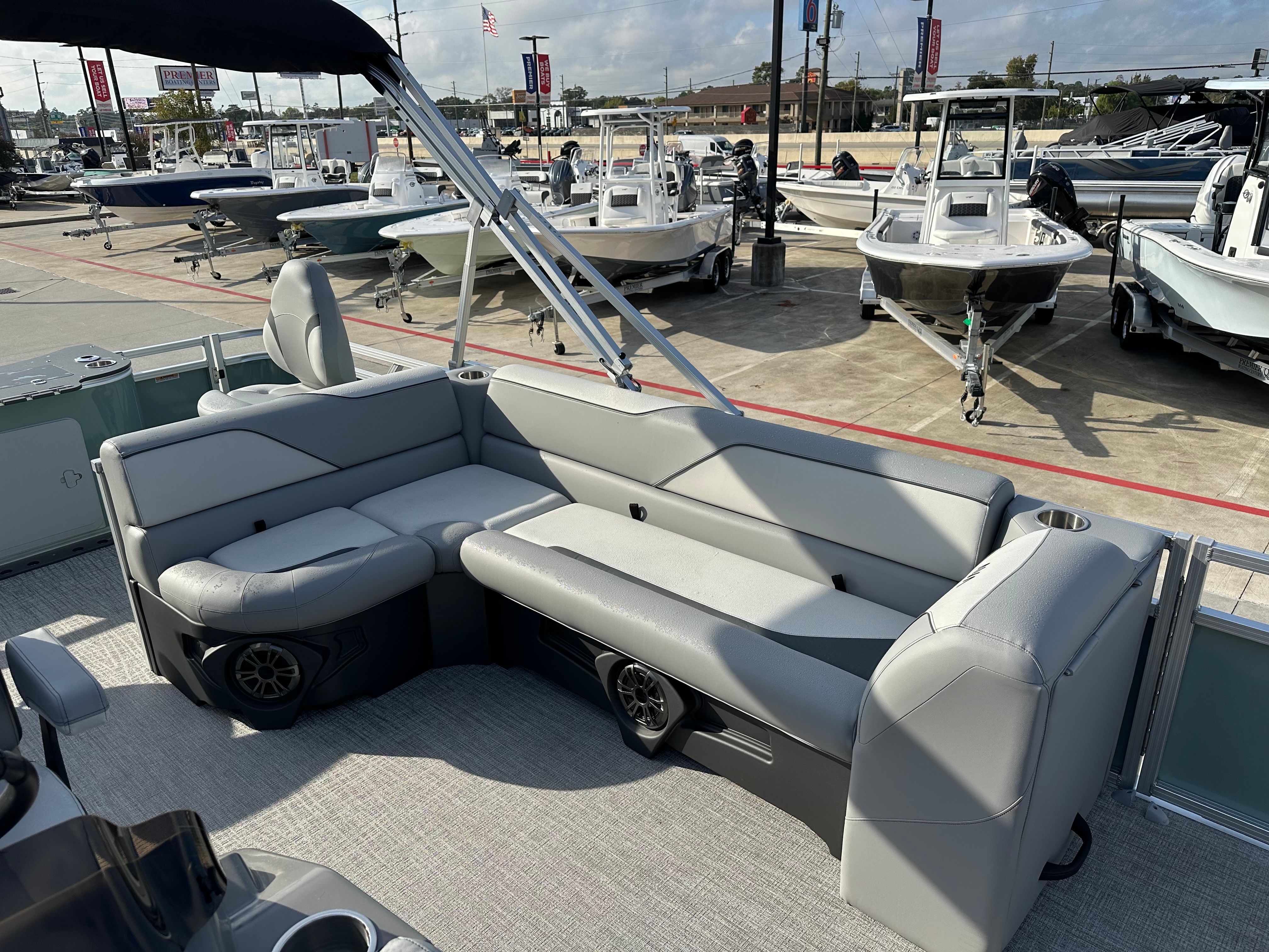 2026 Avalon Venture 85 Rear Fish - 21' - 27