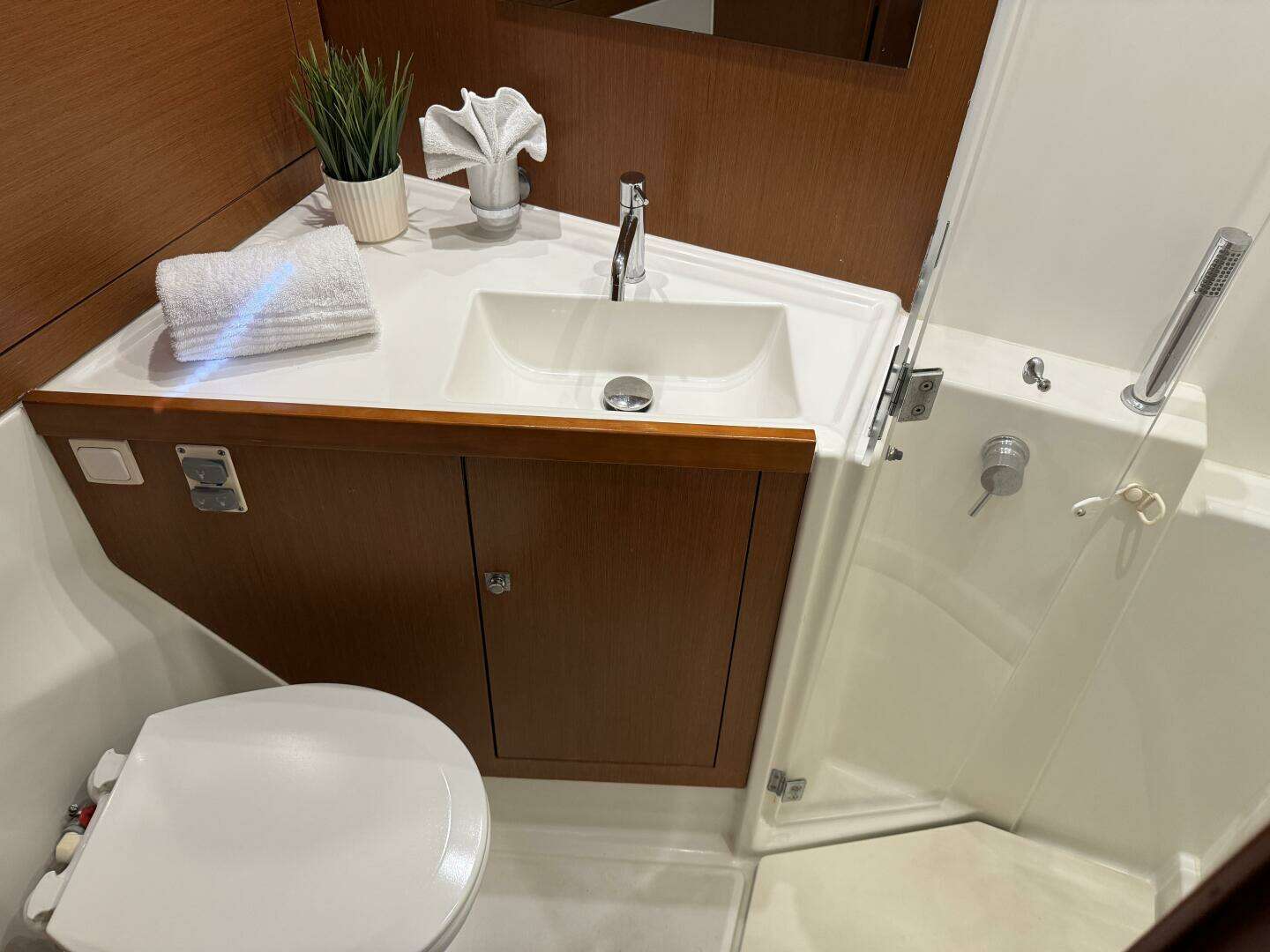 2016 Beneteau Oceanis 45 - Image 48