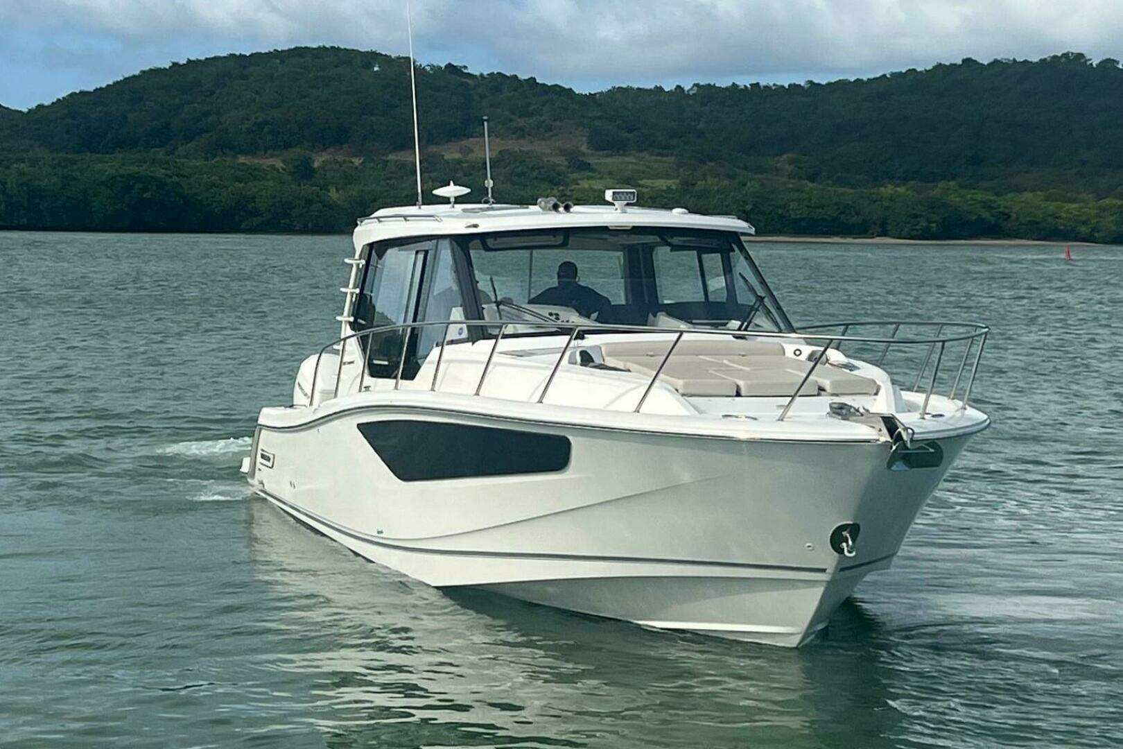 2022 Boston Whaler Conquest 405 - Image 6