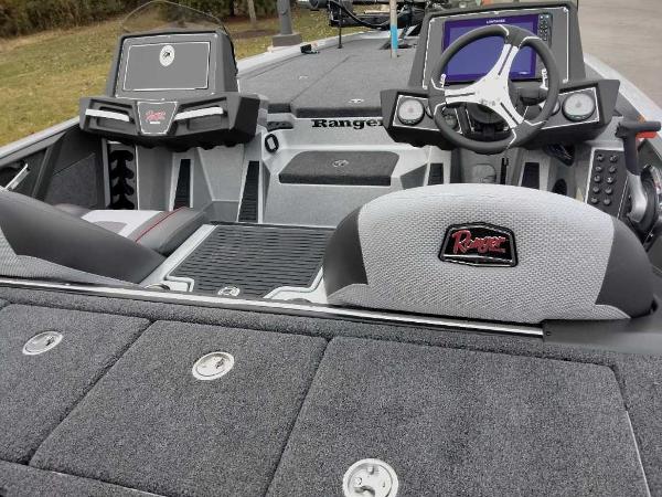 2024 Ranger Z518 Ranger Cup Equipped boat interior with advanced navigation system.