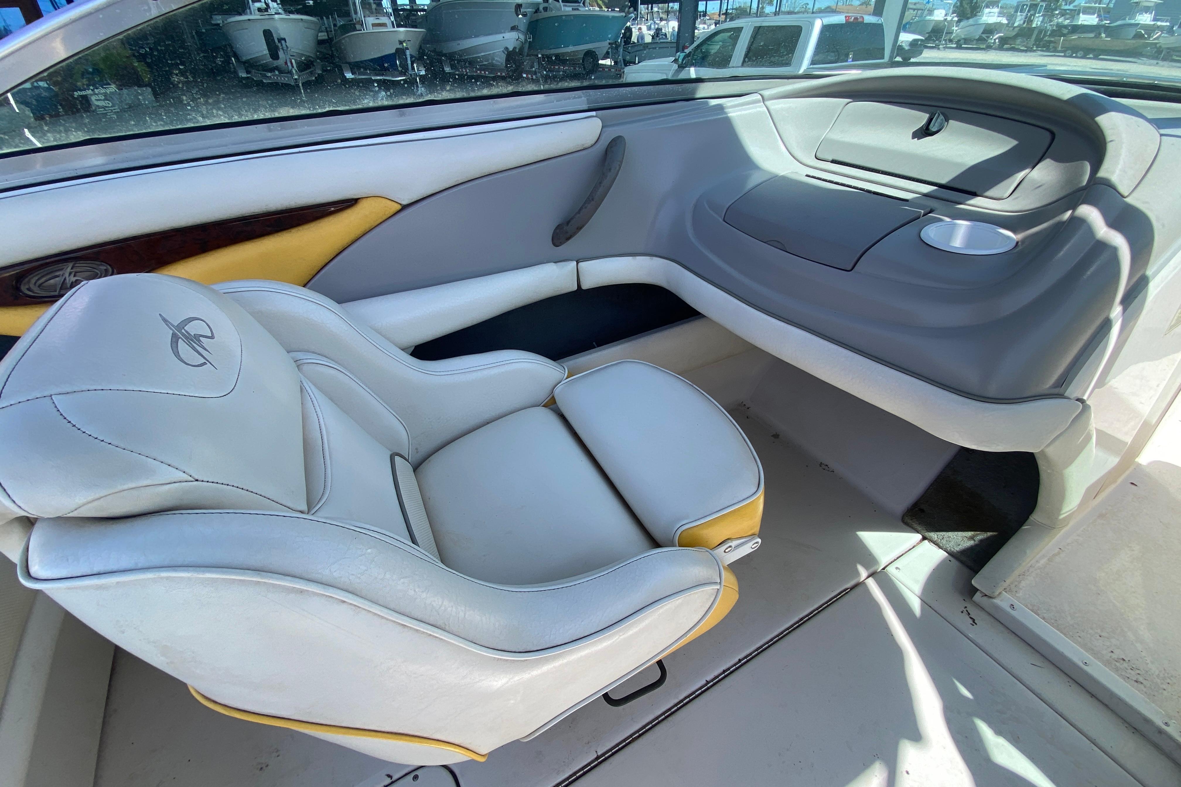 2003 Monterey 208SI Montura boat interior with white and yellow seating.