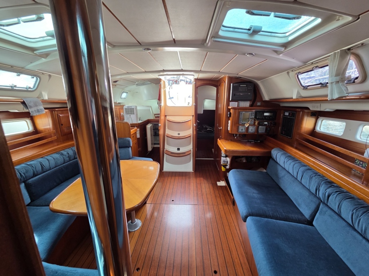 2000 Beneteau Oceanis 411 - Image 3