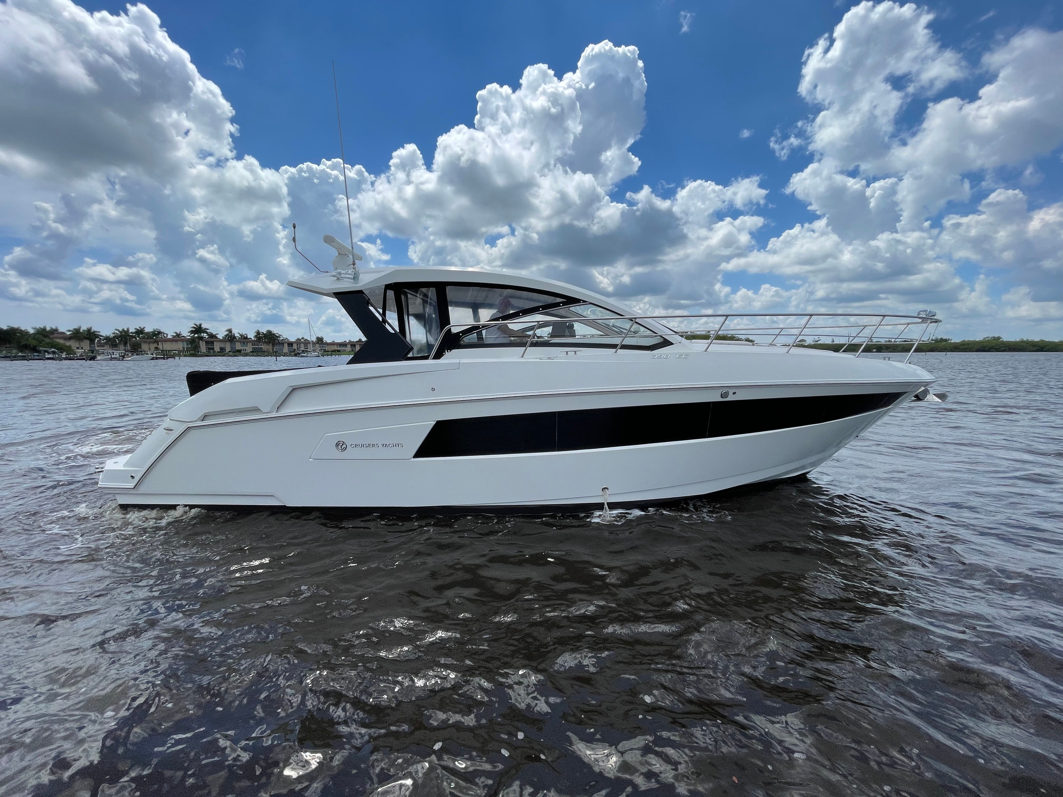2016 Cruisers Yachts 390 Express Coupe - 4