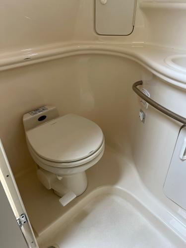 Sea Ray 340 Sundancer 2001 bathroom with toilet.