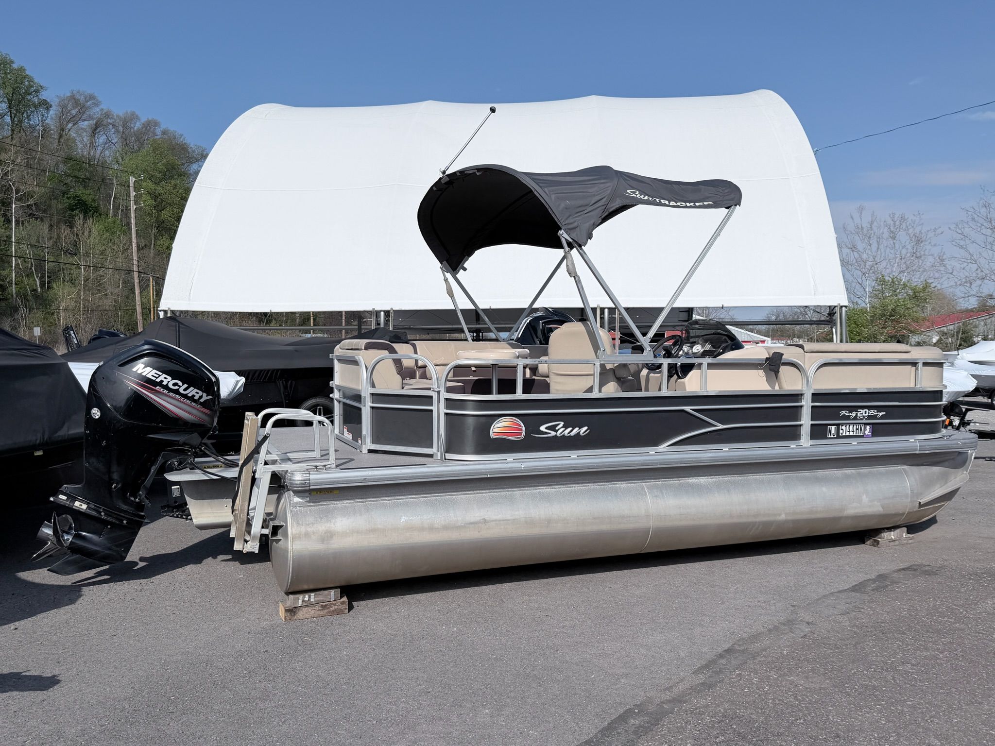 2018 Sun Tracker Party Barge 20 DLX - 24
