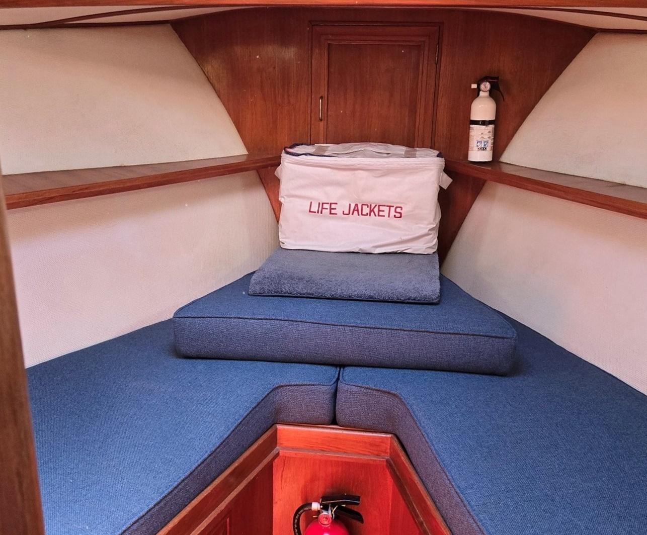 Guest cabin with filler cushion