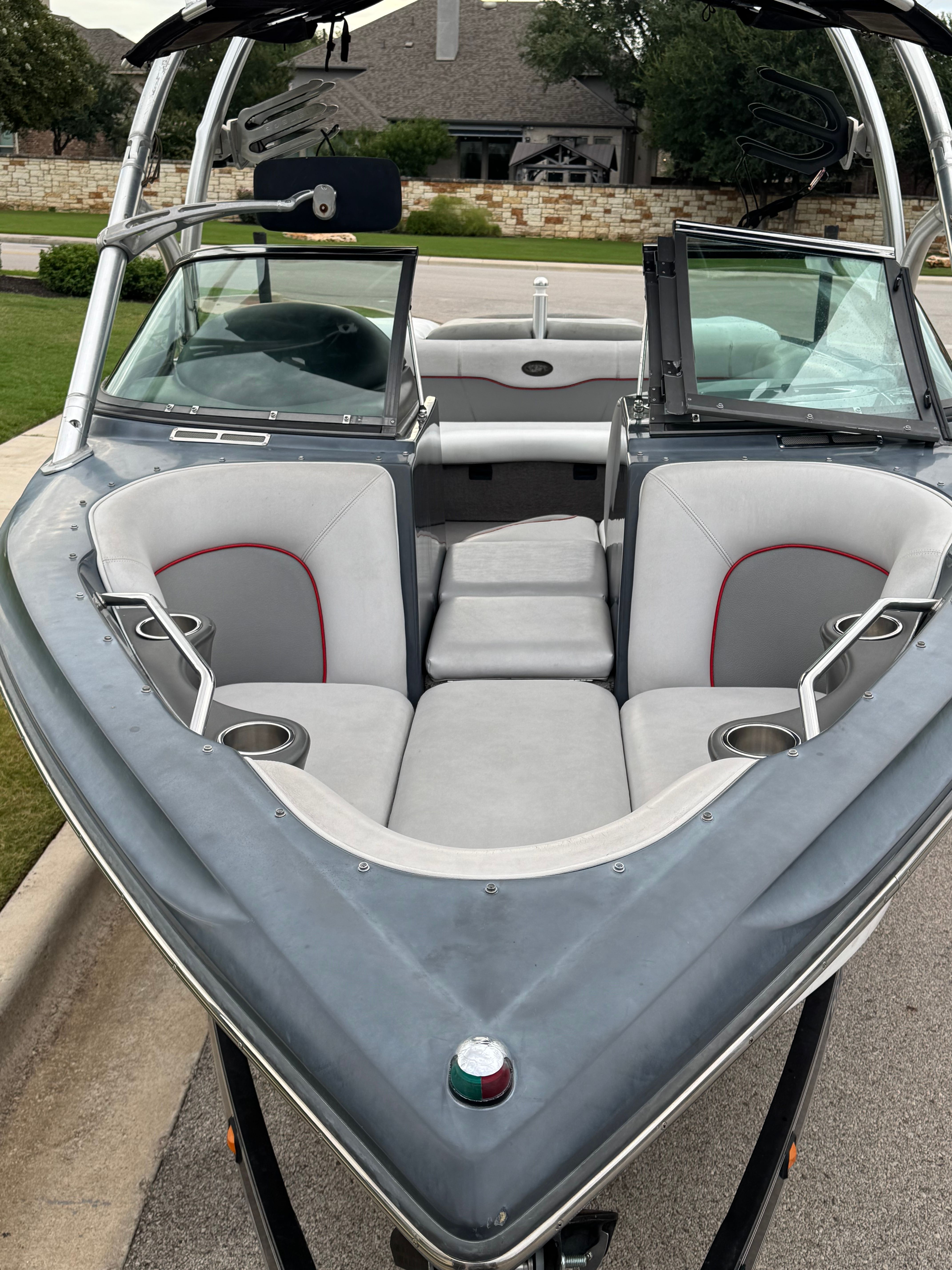 2008 Supra Launch 21 V with gray upholstery and stainless steel cup holders.