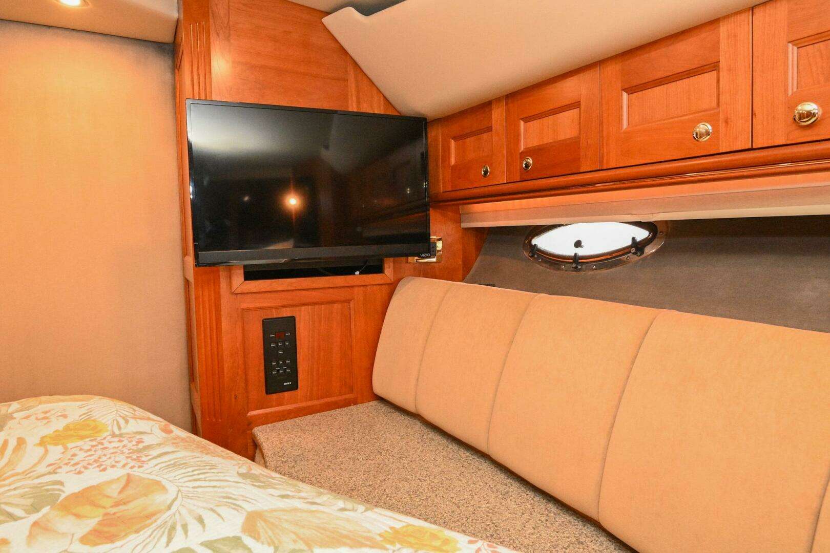 2002 Cruisers Yachts 5000 Sedan Sport - Image 80