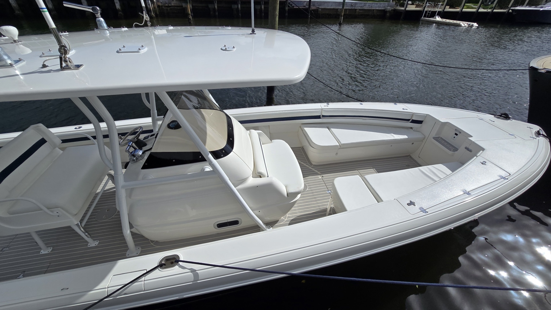 2007 Intrepid 323 Open - Image 6