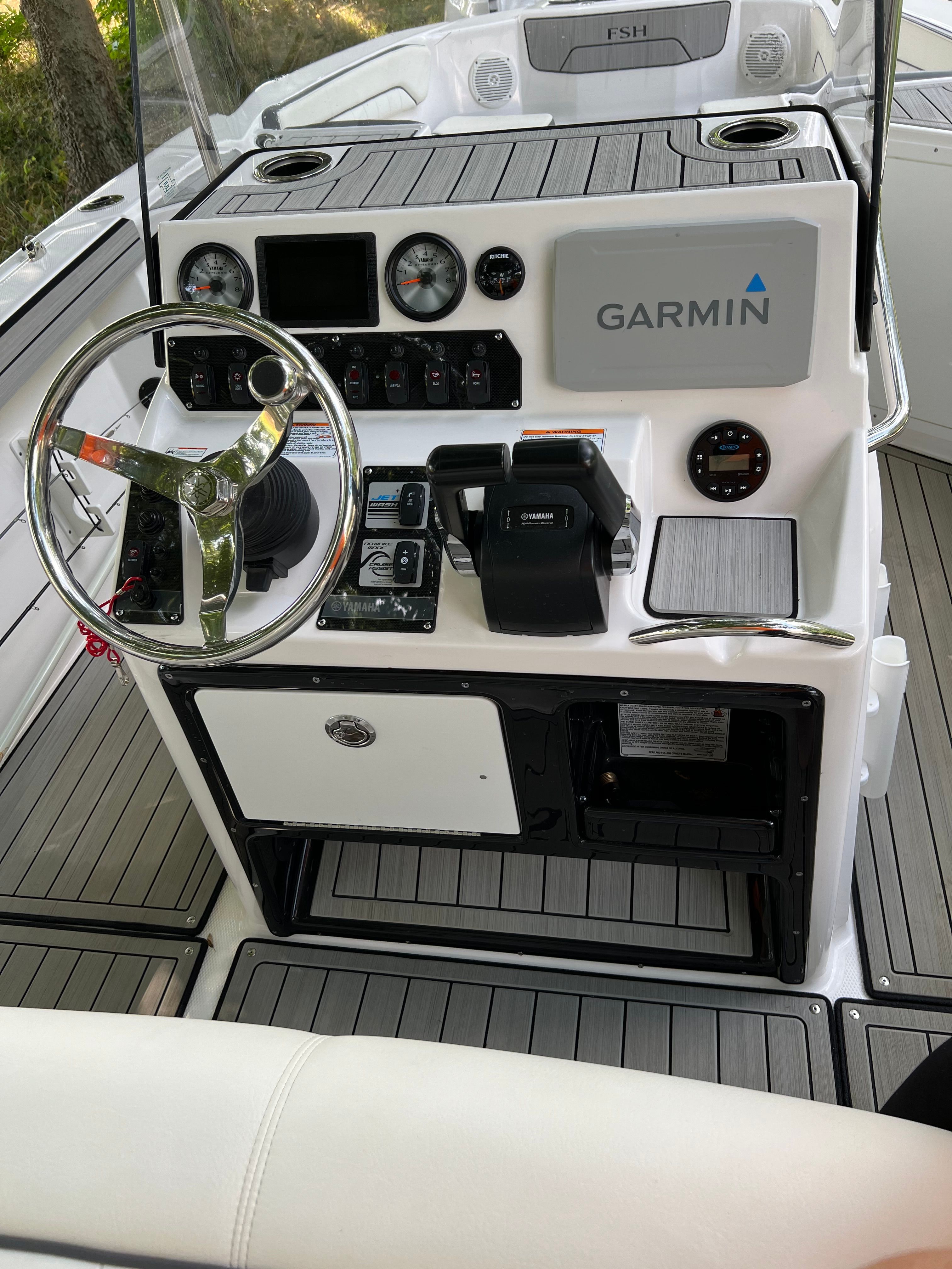 Yamaha 210 FSH Deluxe 2022 boat console with Garmin system.