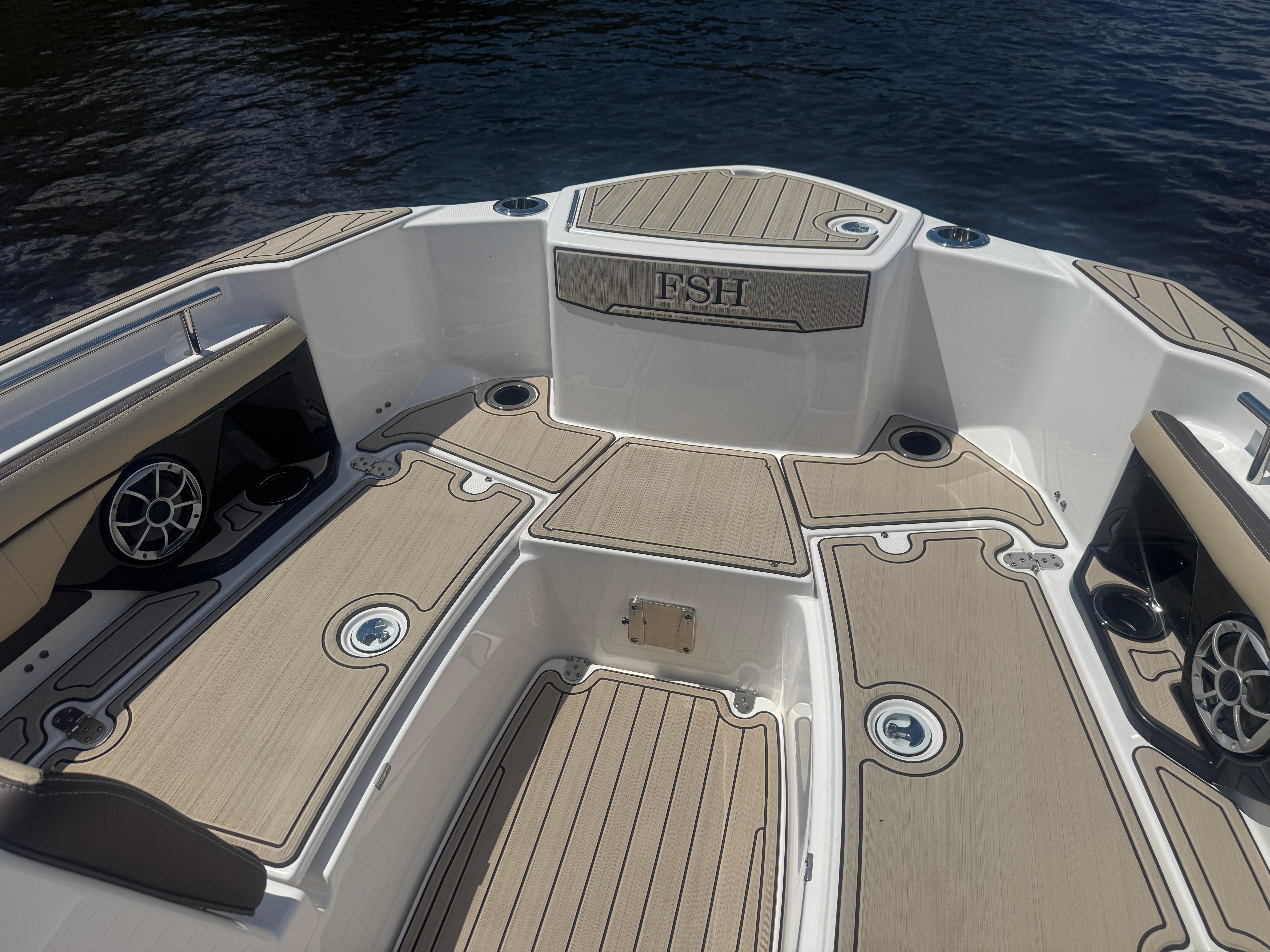 2023 Yamaha Boats 255 FSH Sport E deck with sleek design and premium features.