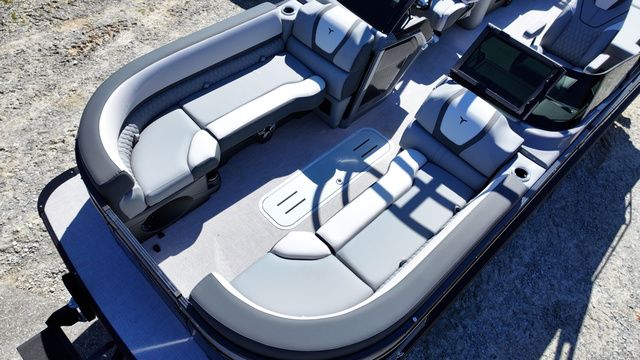 2026 Tahoe Cascade - Quad Lounger Shift Windshield - 3