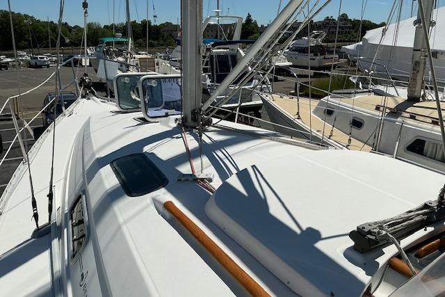 2000 Beneteau Oceanis 321 sailboat deck view, showcasing rigging and hatch details.