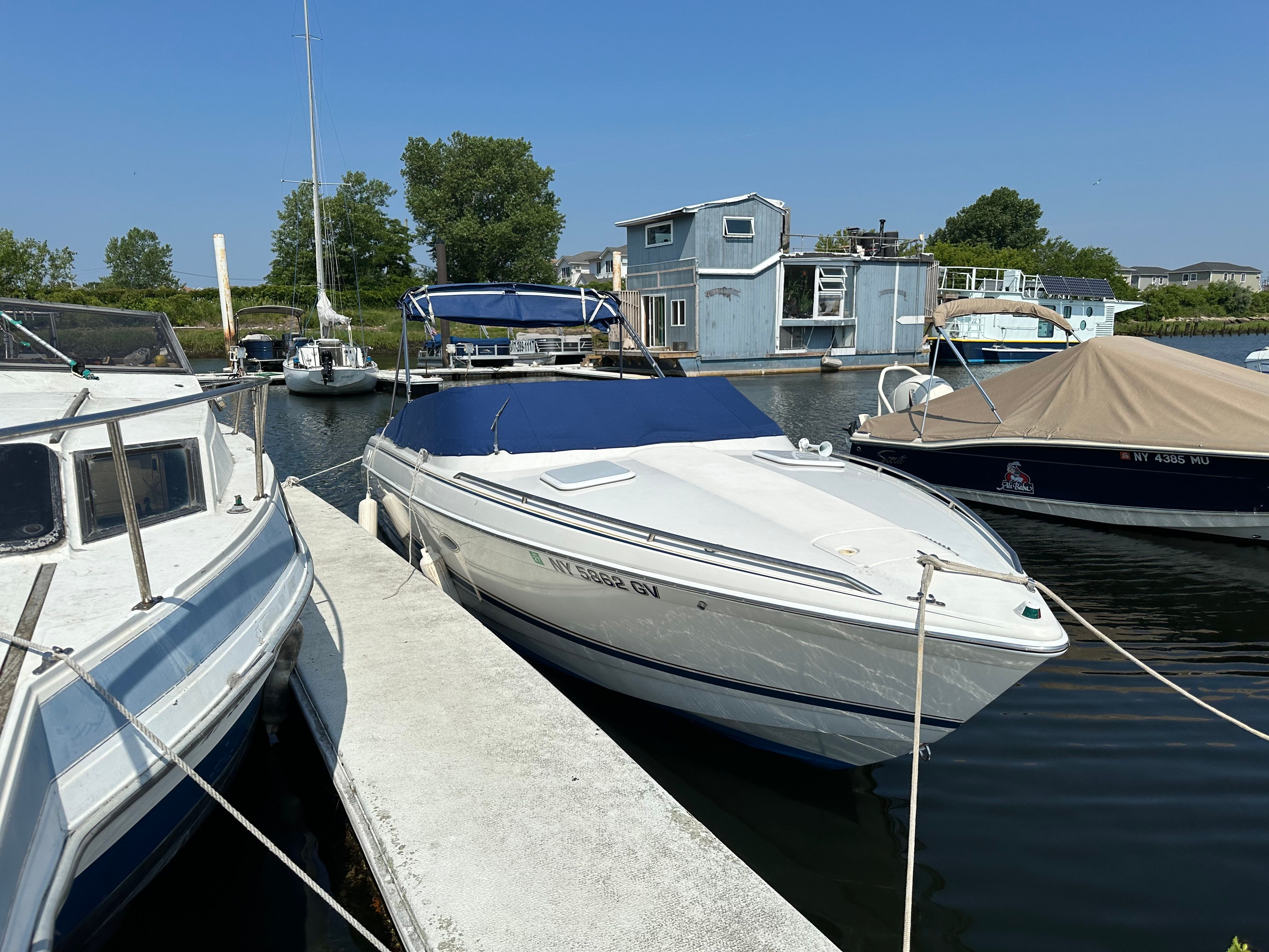 2000 Formula 260 Sun Sport boat docked at marina.