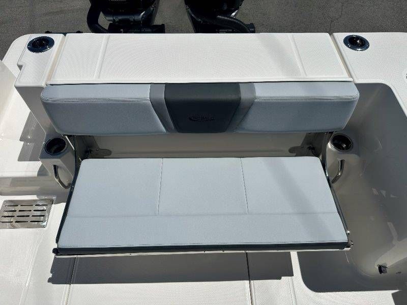 2026 Robalo R300 Center Console - 24