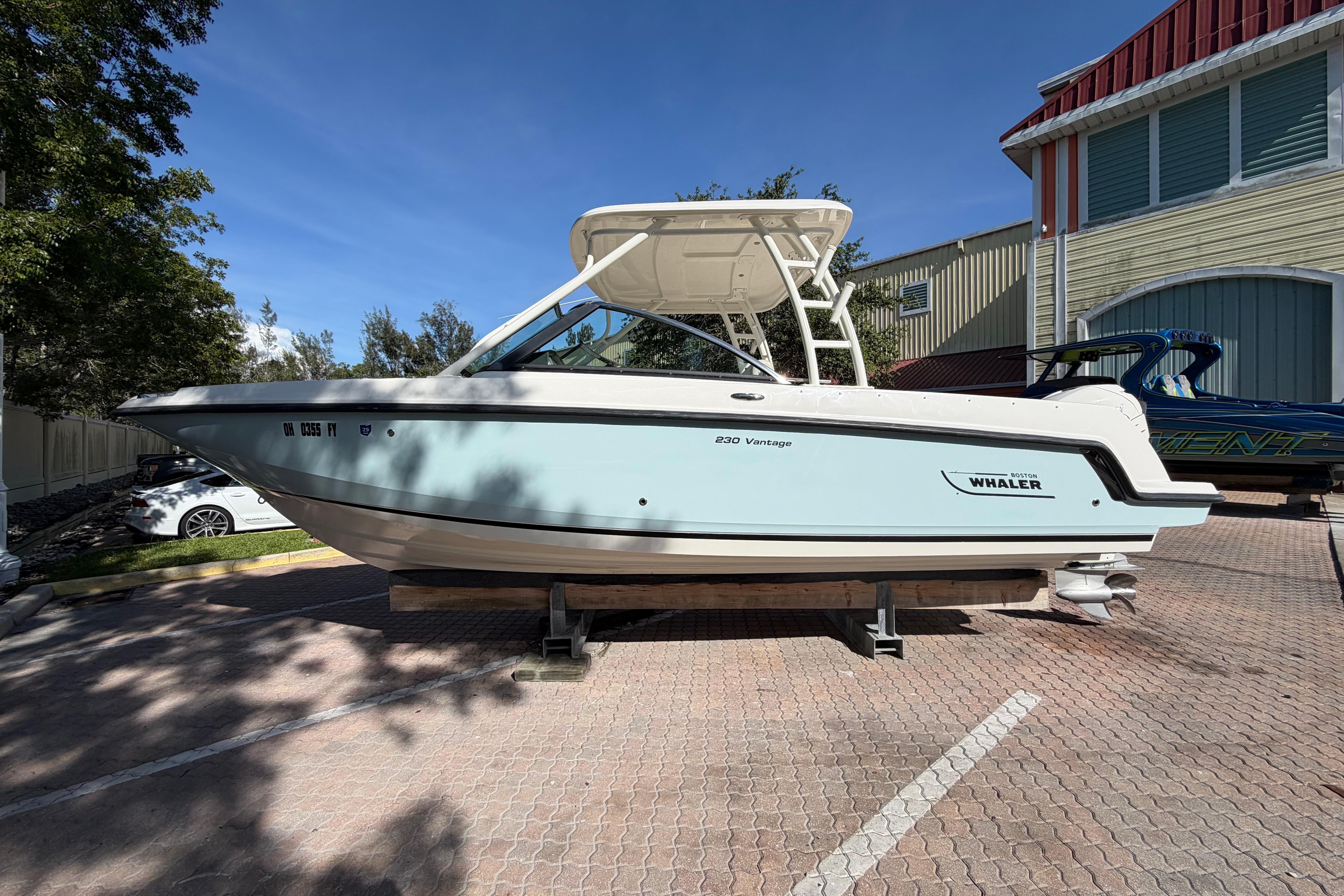 2016 Boston Whaler 230 Vantage