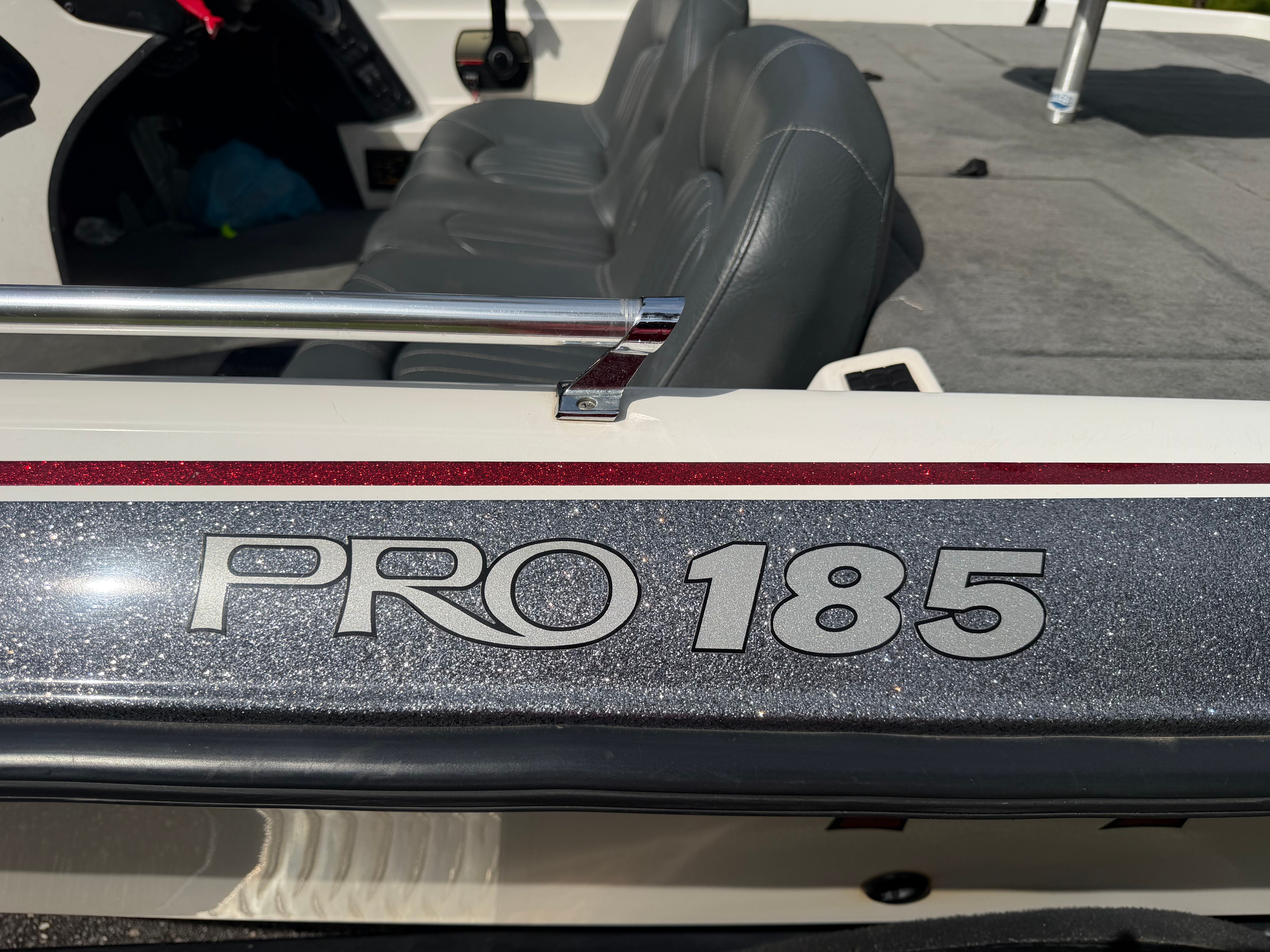 Close-up of the 2001 ProCraft Pro 185 SC/DC with gray seats and a red stripe.
