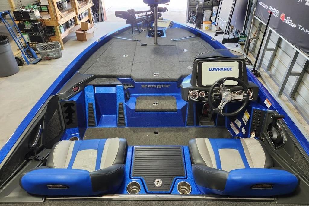 2022 Ranger Z519 Cup-Equipped boat interior with blue seats and Lowrance electronics.