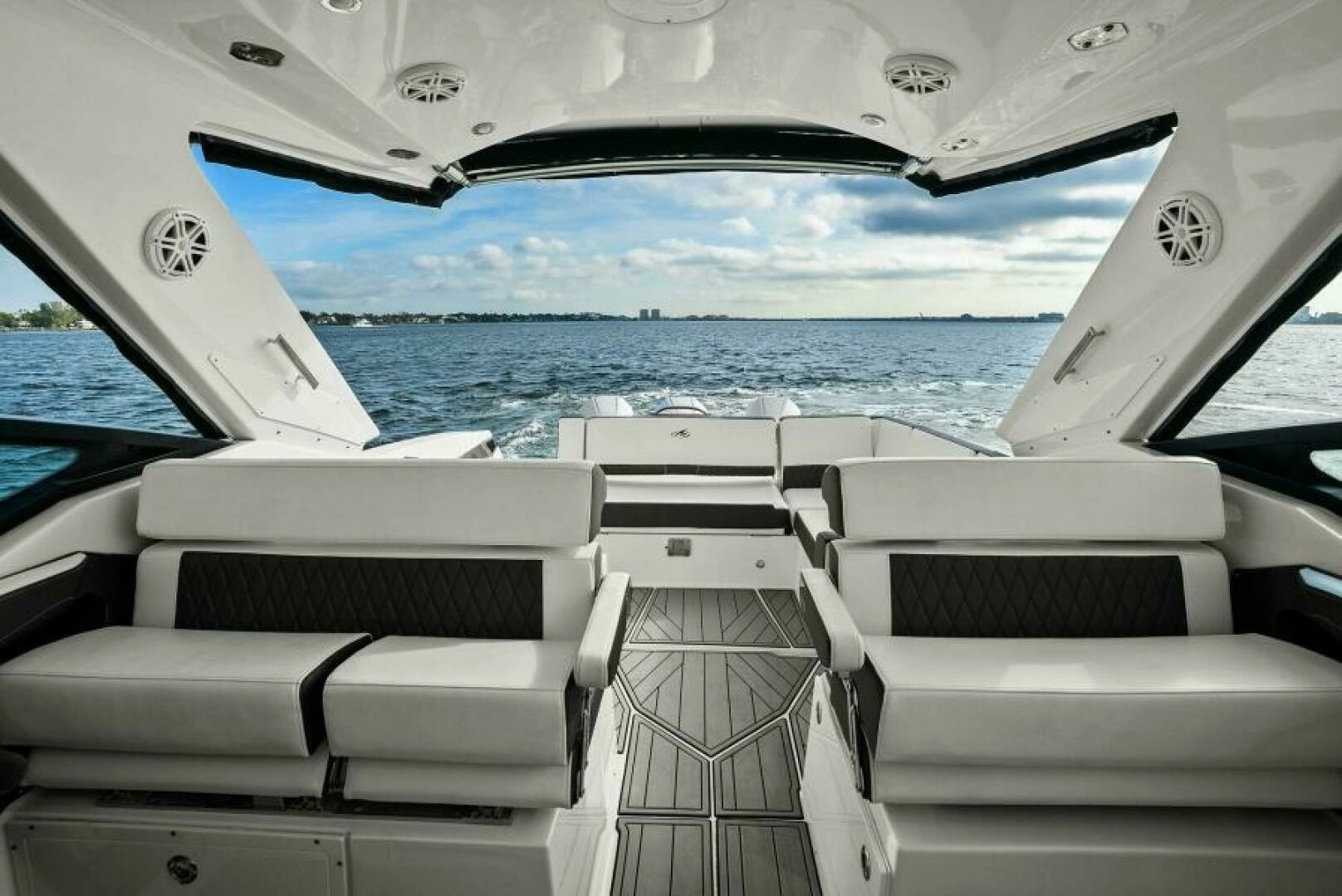 2023 Monterey 385 SS - Image 4