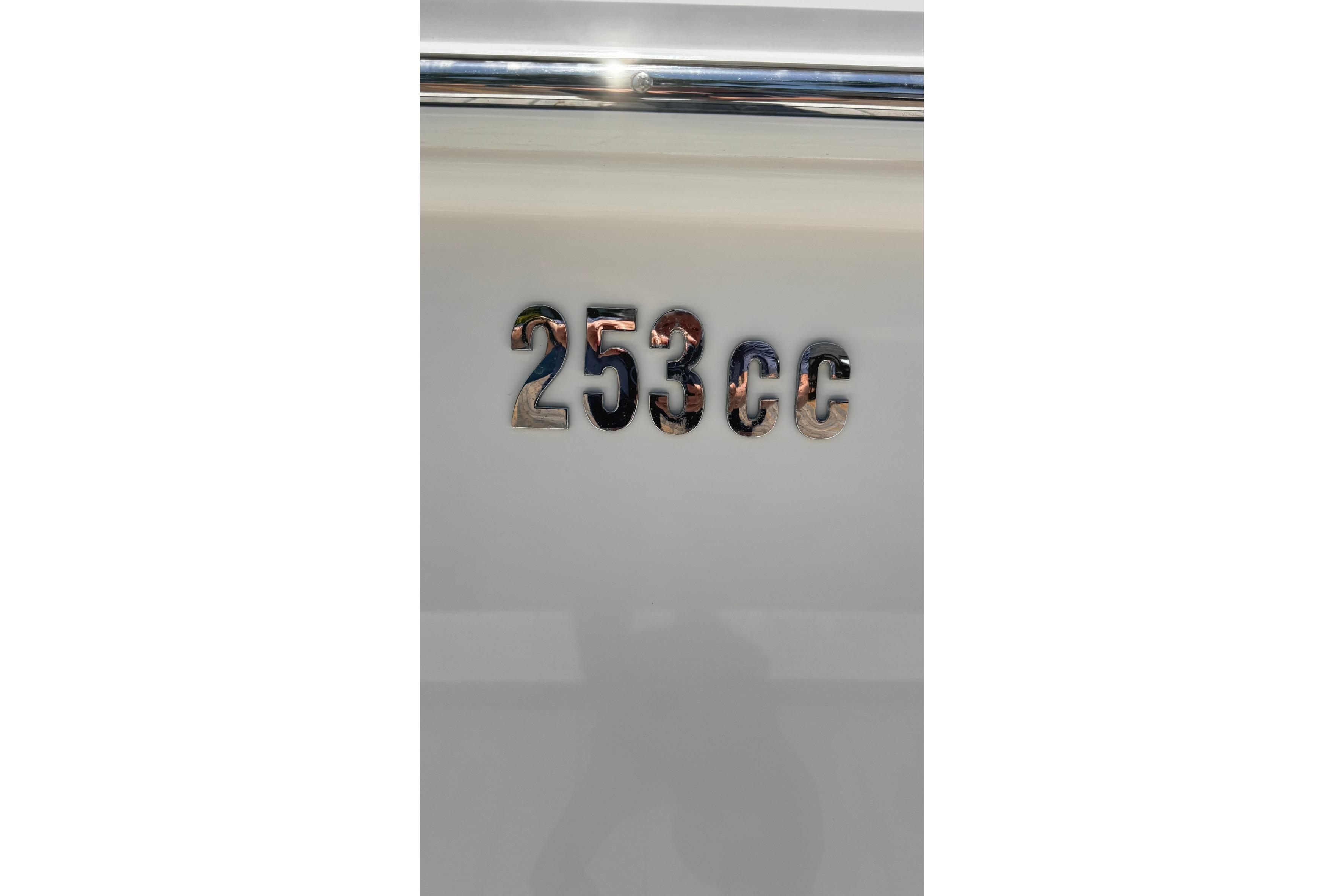 Everglades 253 Center Console 2018 model emblem on boat exterior.