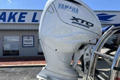 Yamaha XTO Offshore engine on SunCatcher Amara 2025 boat, displayed at dealership.