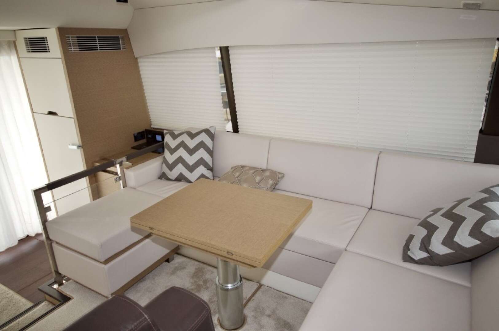 2018 Prestige 460 - Image 10