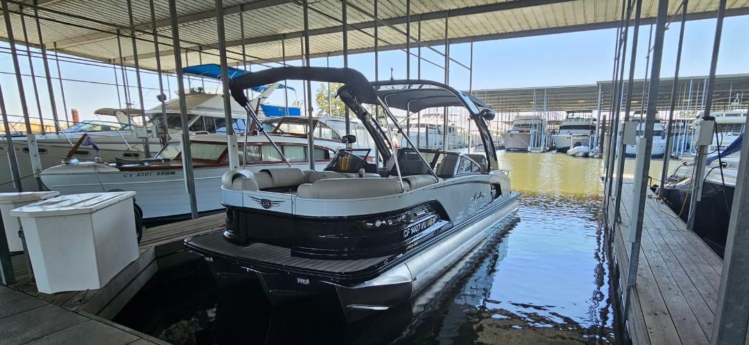2021 Avalon Excalibur Elite boat docked, featuring luxury design.