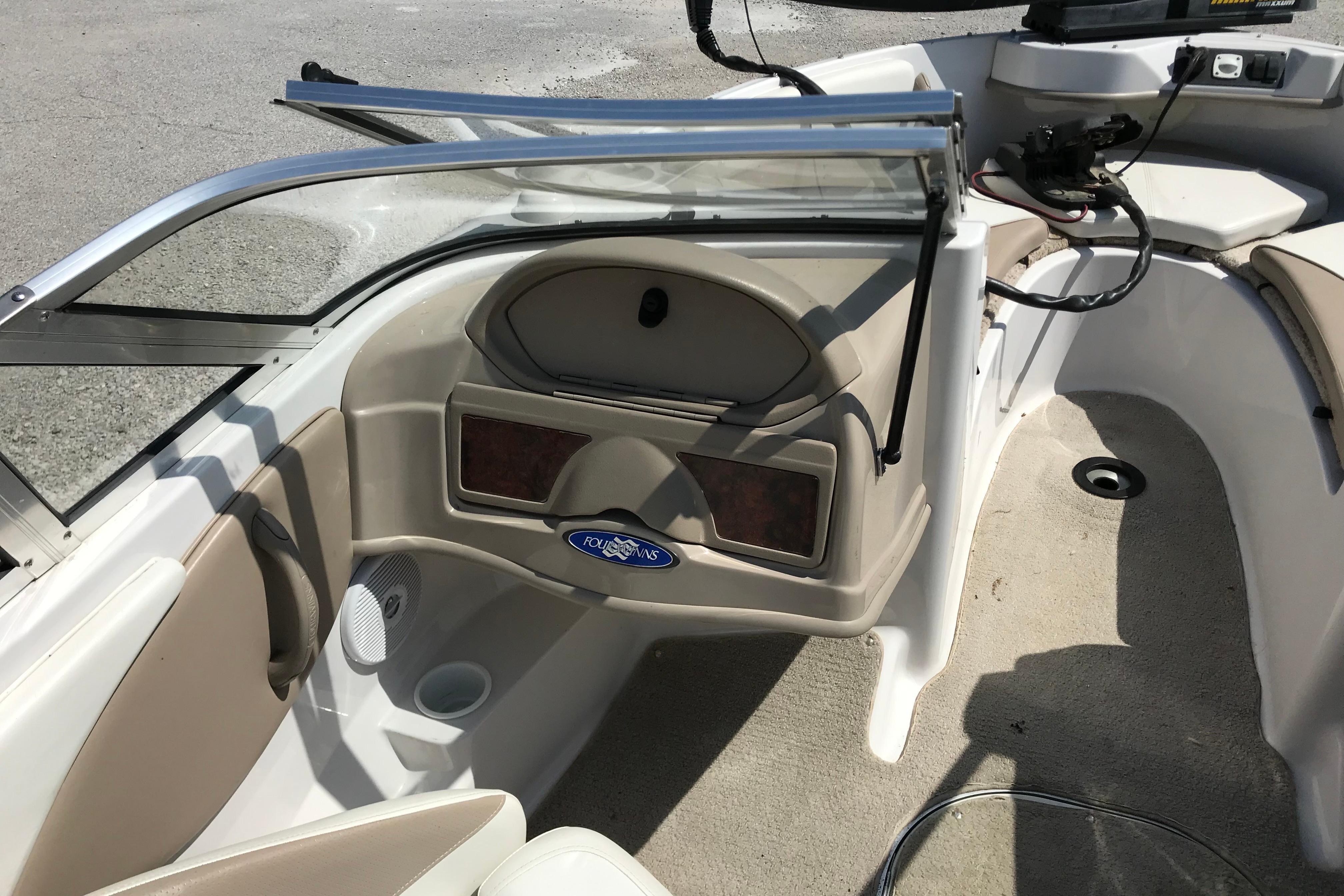 2005 Four Winns 180 Horizon FS boat interior with seating and dashboard details.