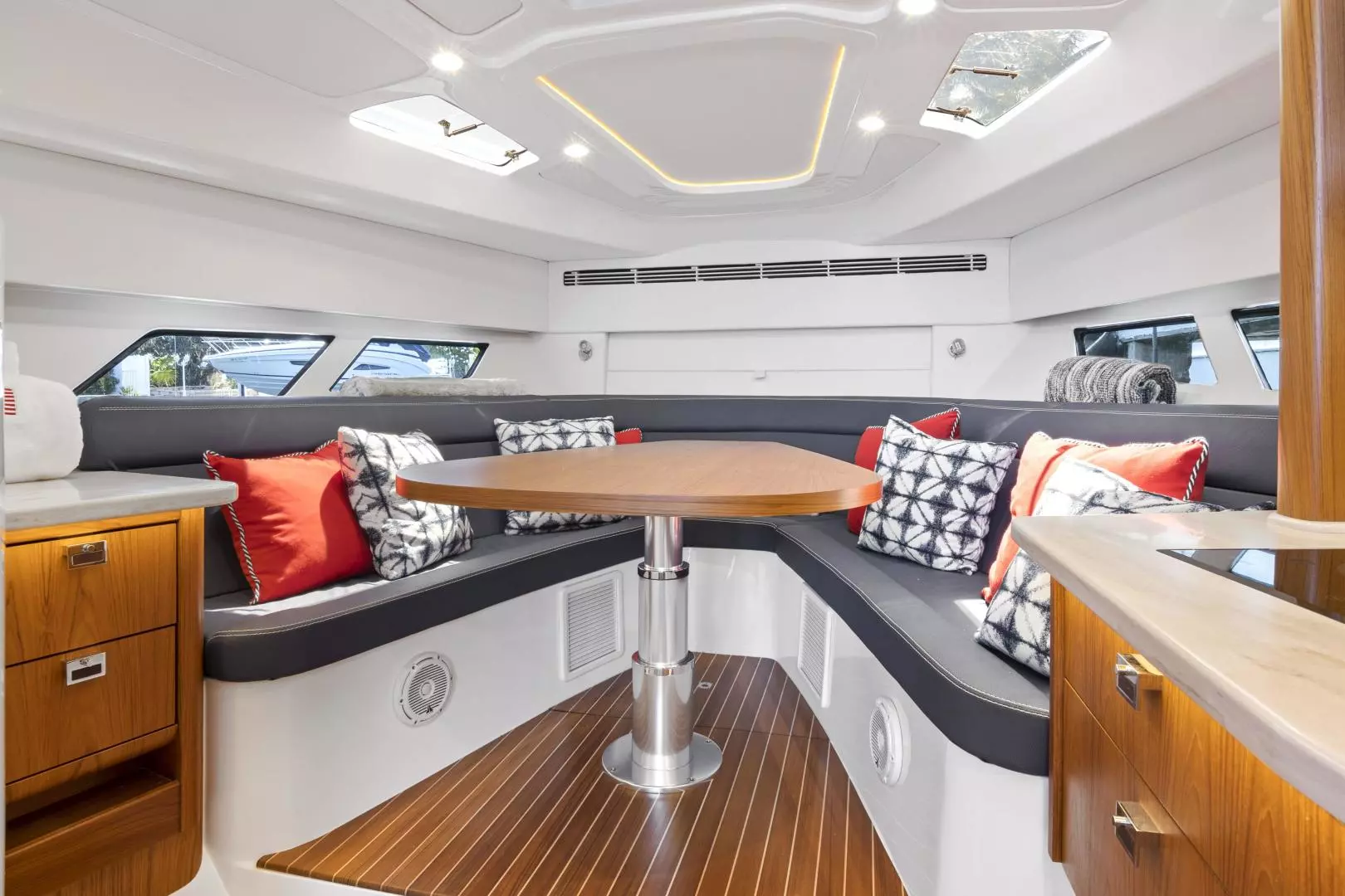 2020 Intrepid 477 Evolution - Image 20