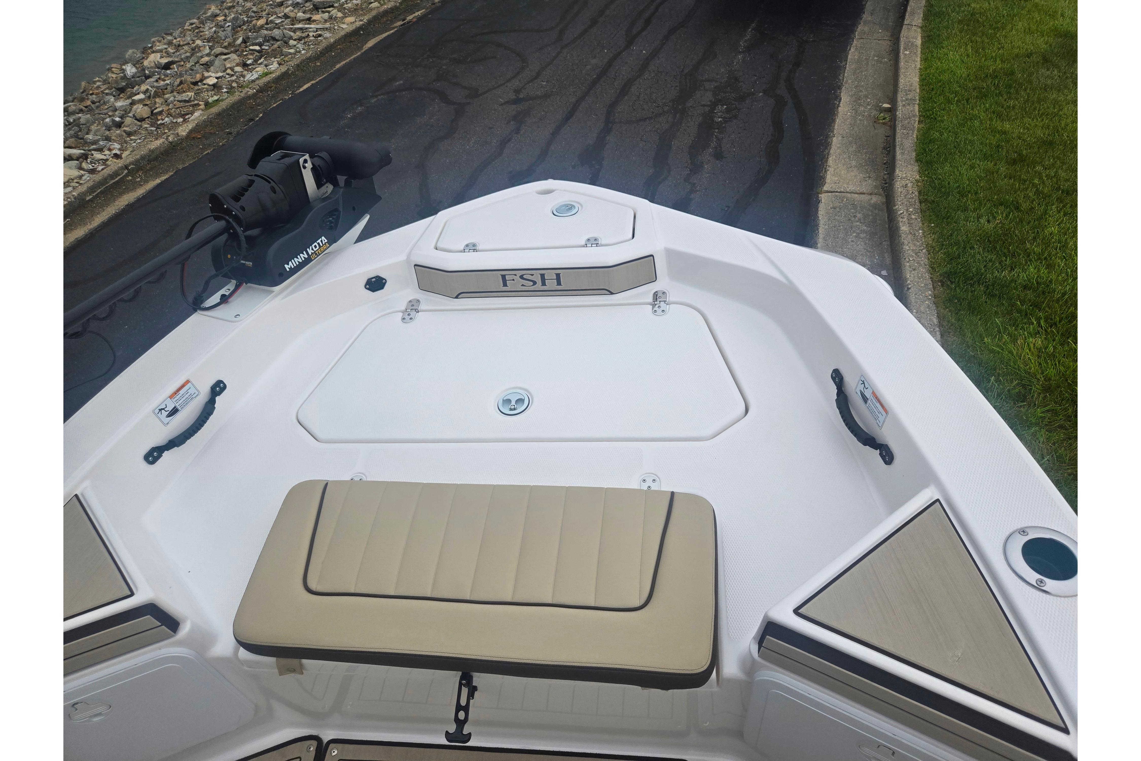 2022 Yamaha Boats 195 FSH Sport bow area with seating and storage compartments.