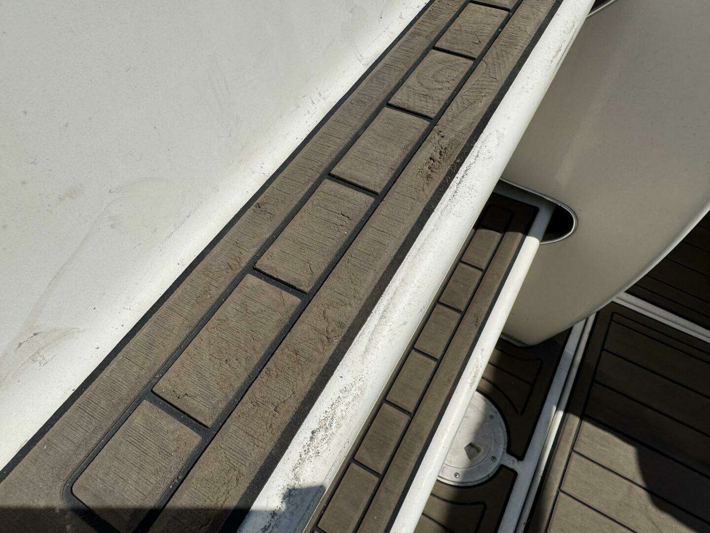 1999 Sea Ray 215 Express Cruiser - Image 92