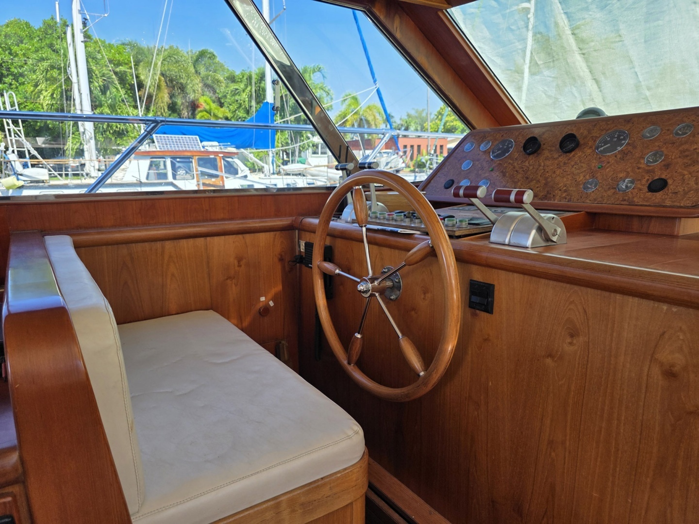 2001 Horizon Sundeck - Image 11