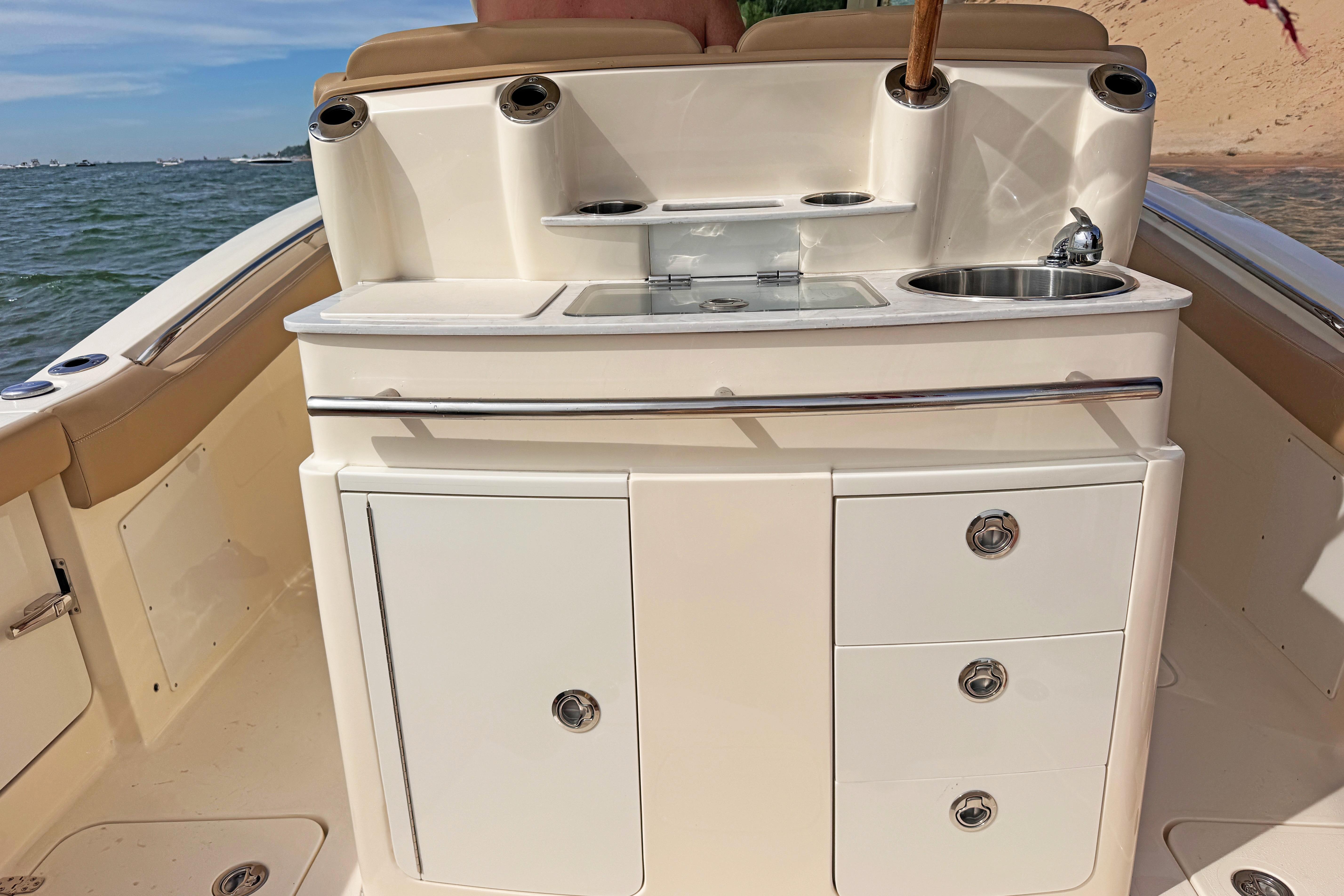 Scout 305 LXF 2021 with onboard kitchenette and sink.