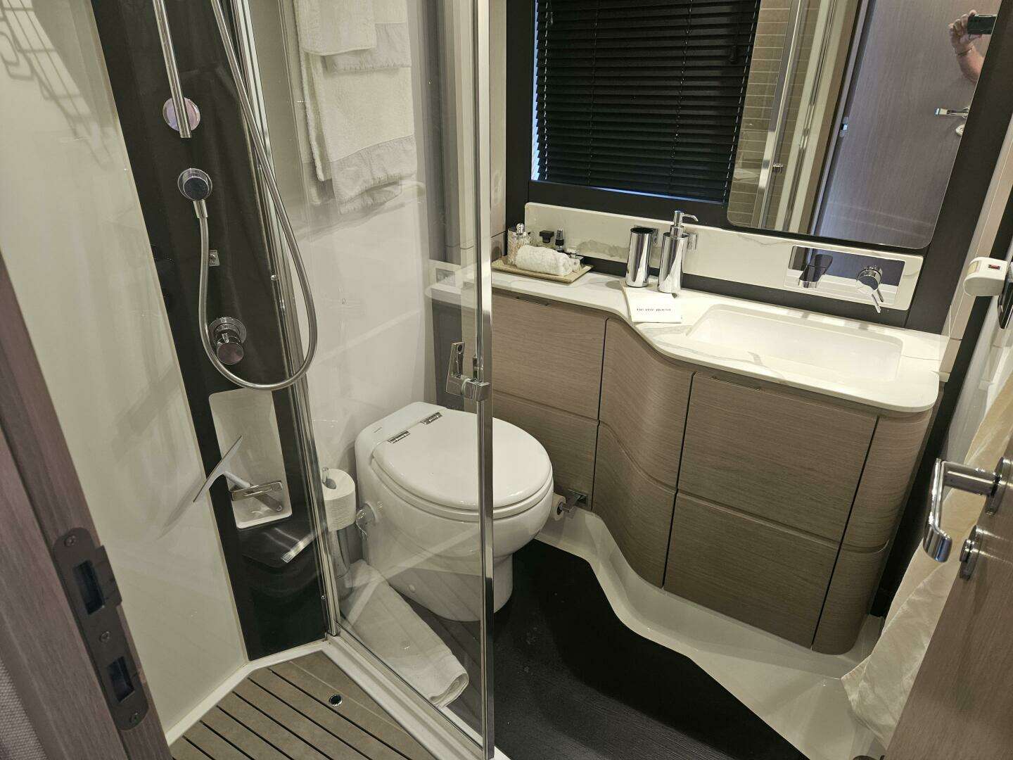 2022 Azimut 66 - Image 49