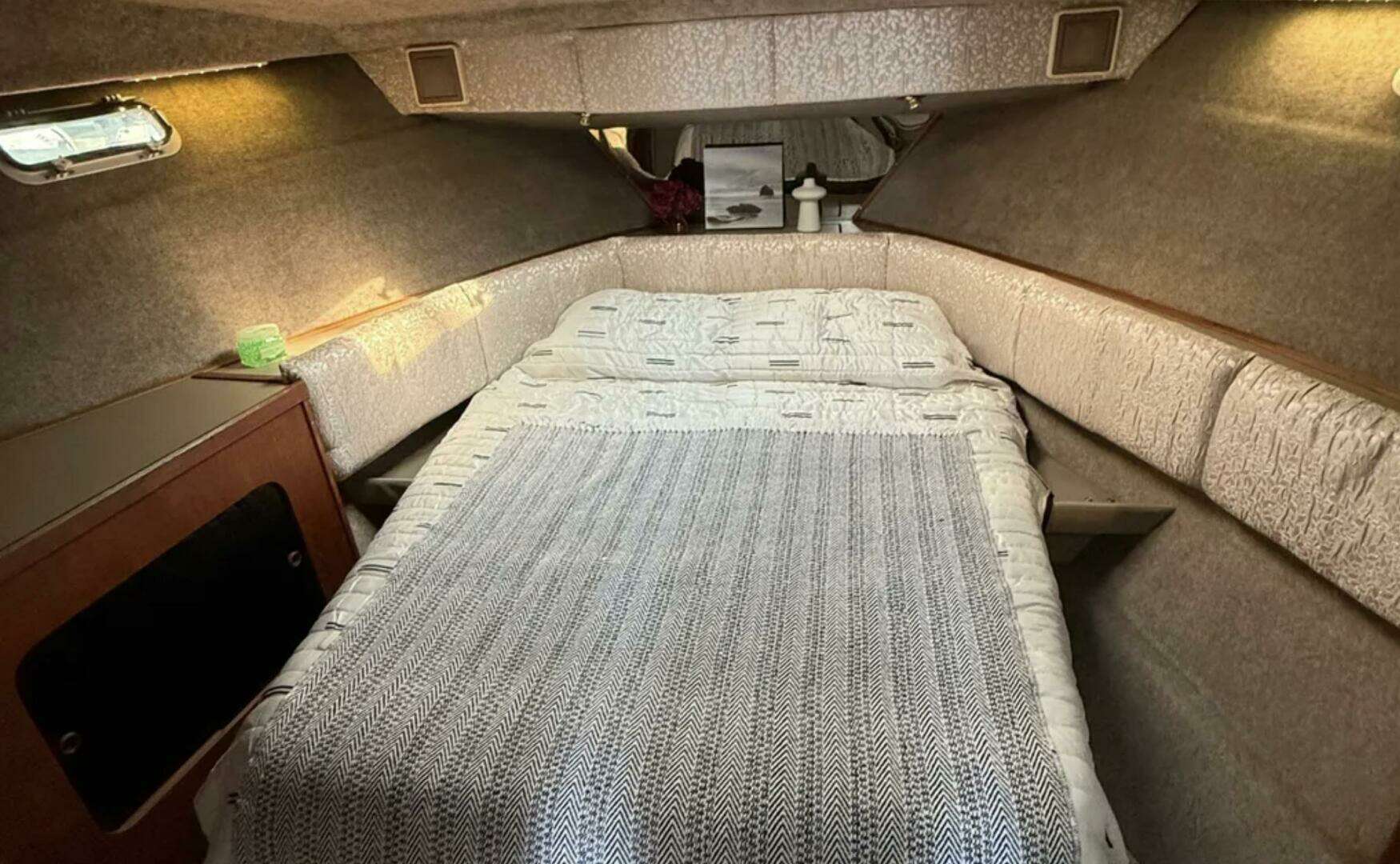 1984 Bayliner 3870 Motoryacht - Image 8