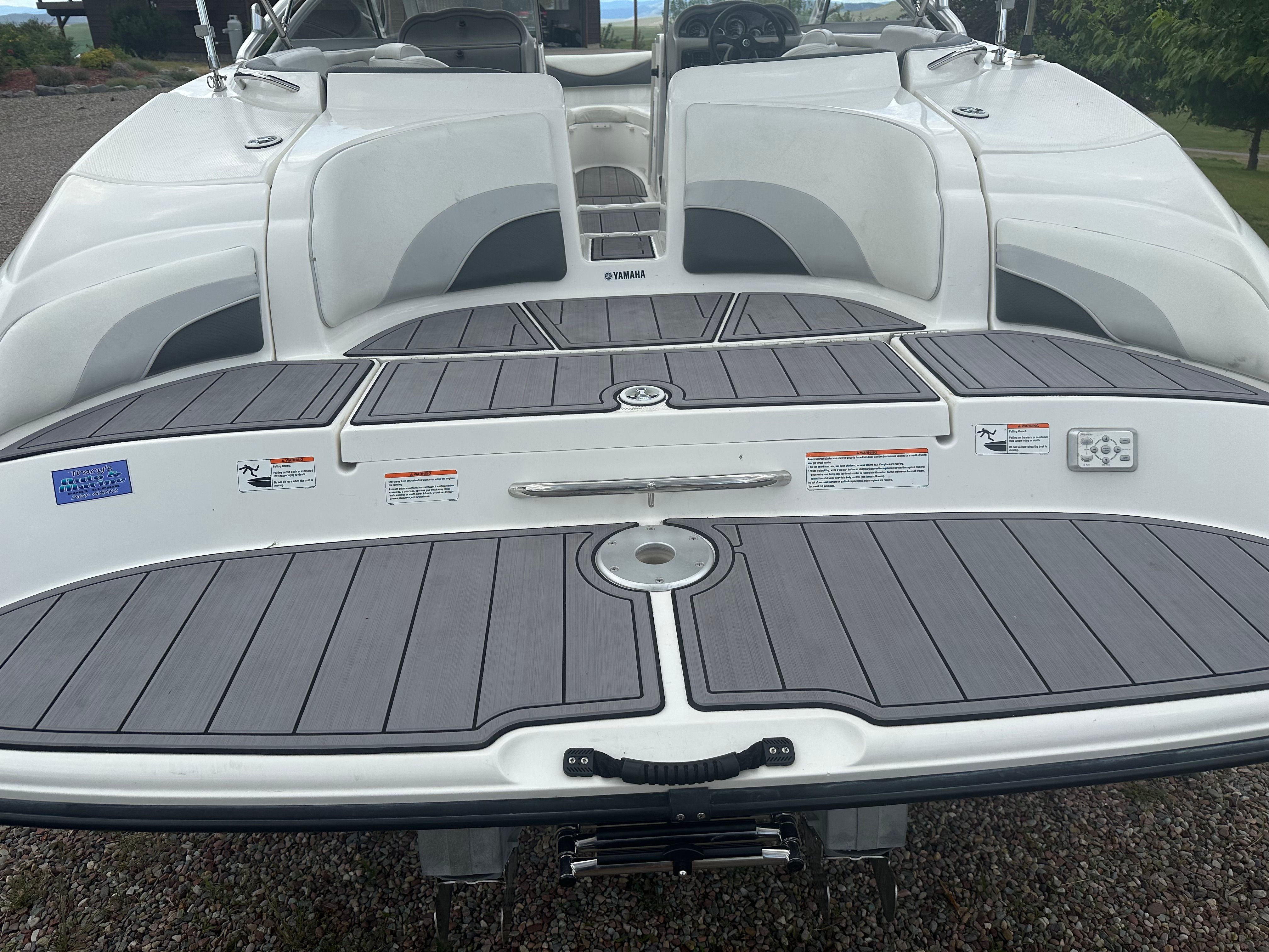 Yamaha AR230 HO 2005 boat rear with gray deck.