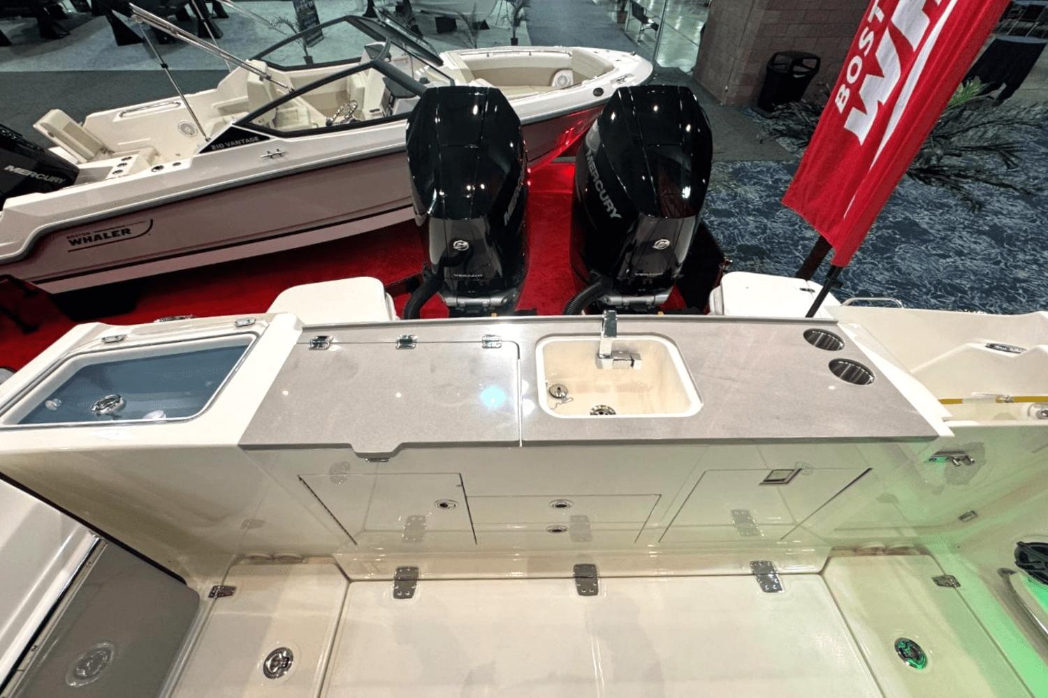 2025 Boston Whaler 330 Vantage - 11