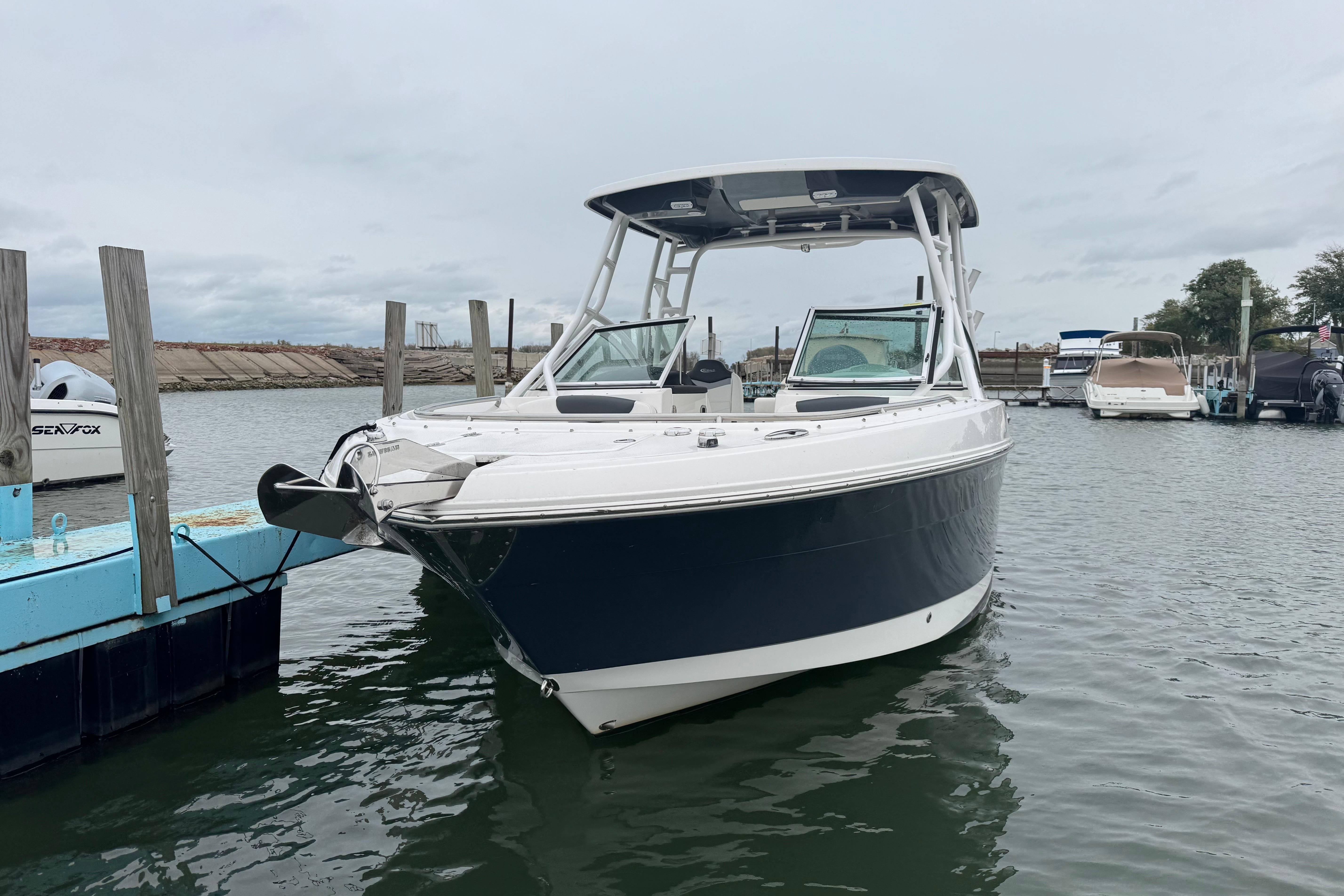 2022 Robalo R247 Dual Console