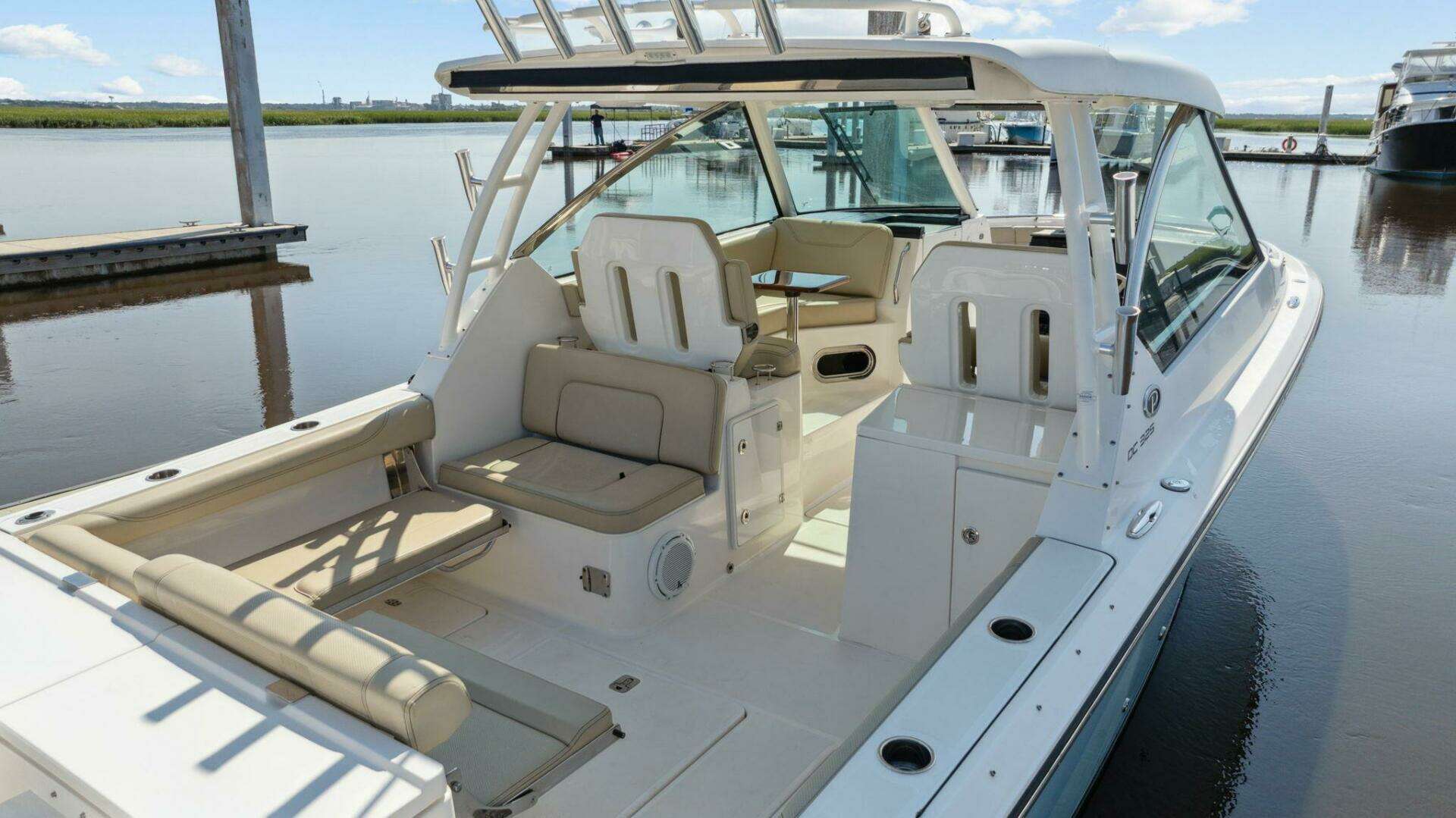 2018 Pursuit 325 DC - Image 29