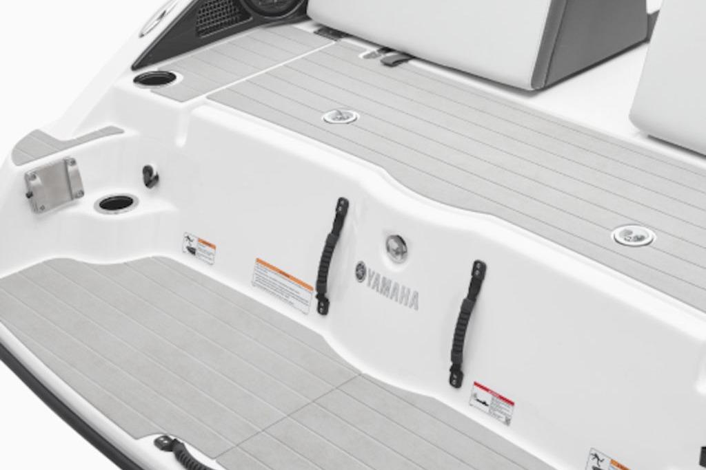 2026 Yamaha Boats SX250 swim platform with sleek design and integrated features.