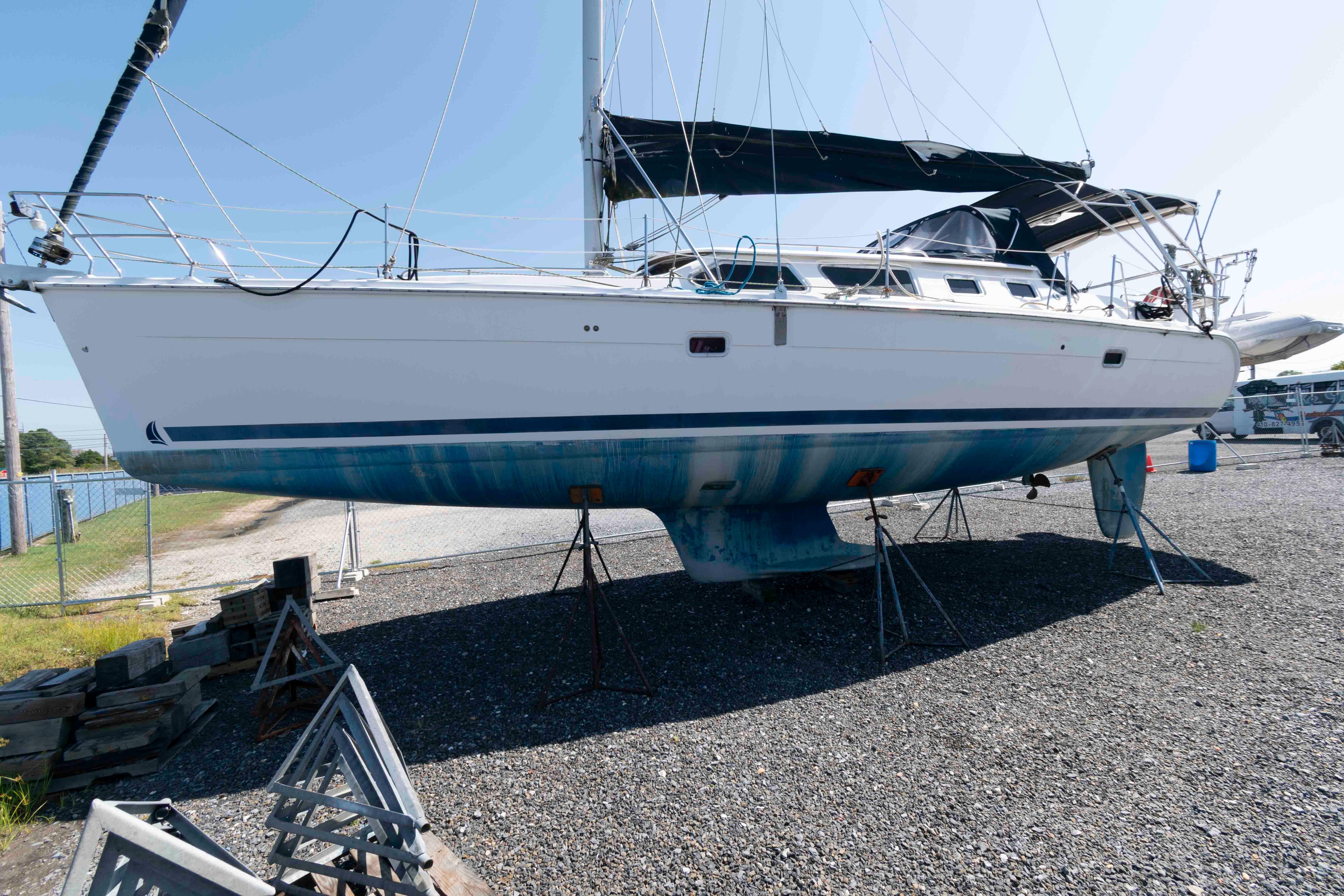2006 Hunter 44 Deck Salon