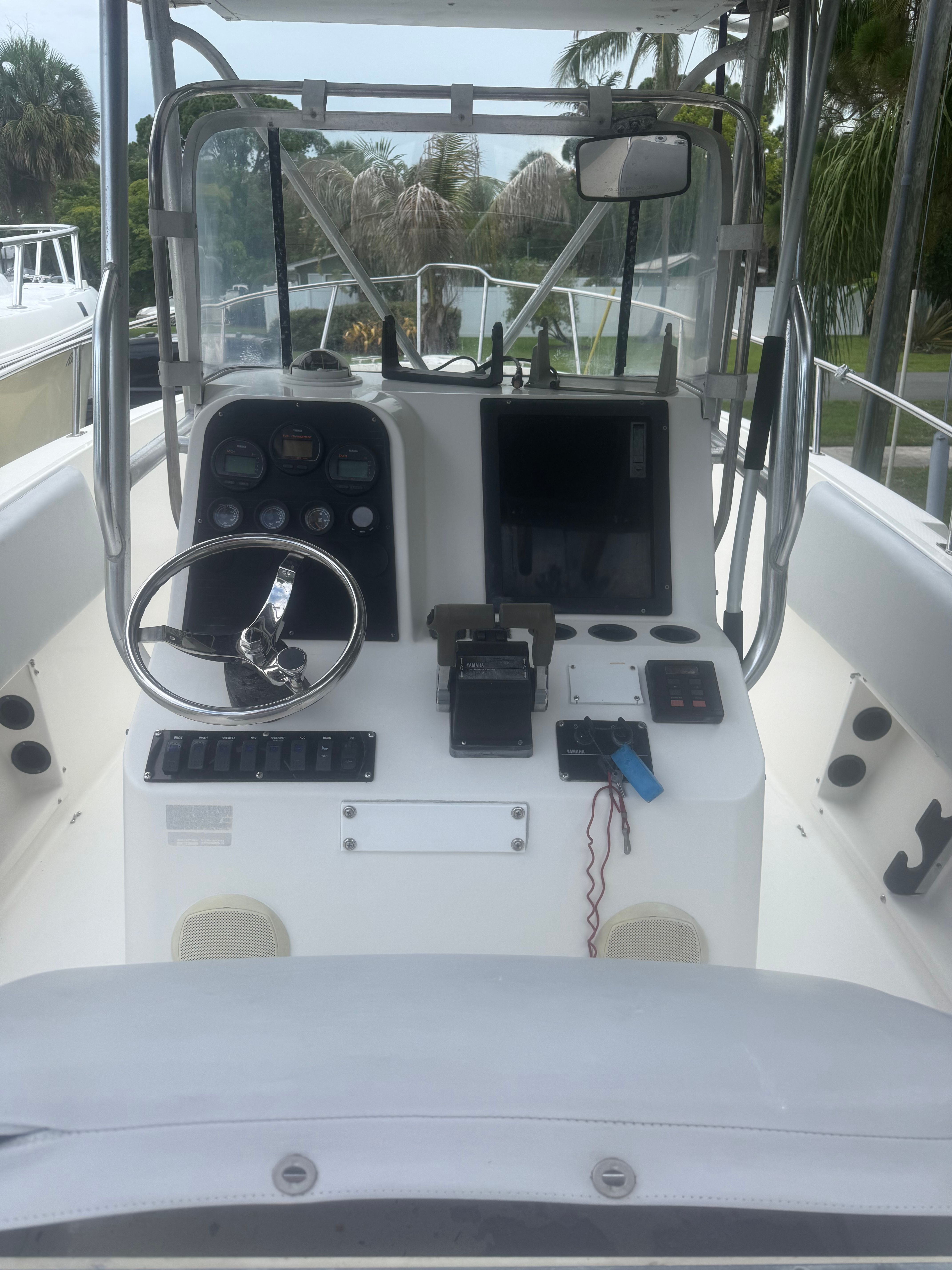 The image shows the helm of a 1994 Hydra-Sports Vector 2550 cc boat.