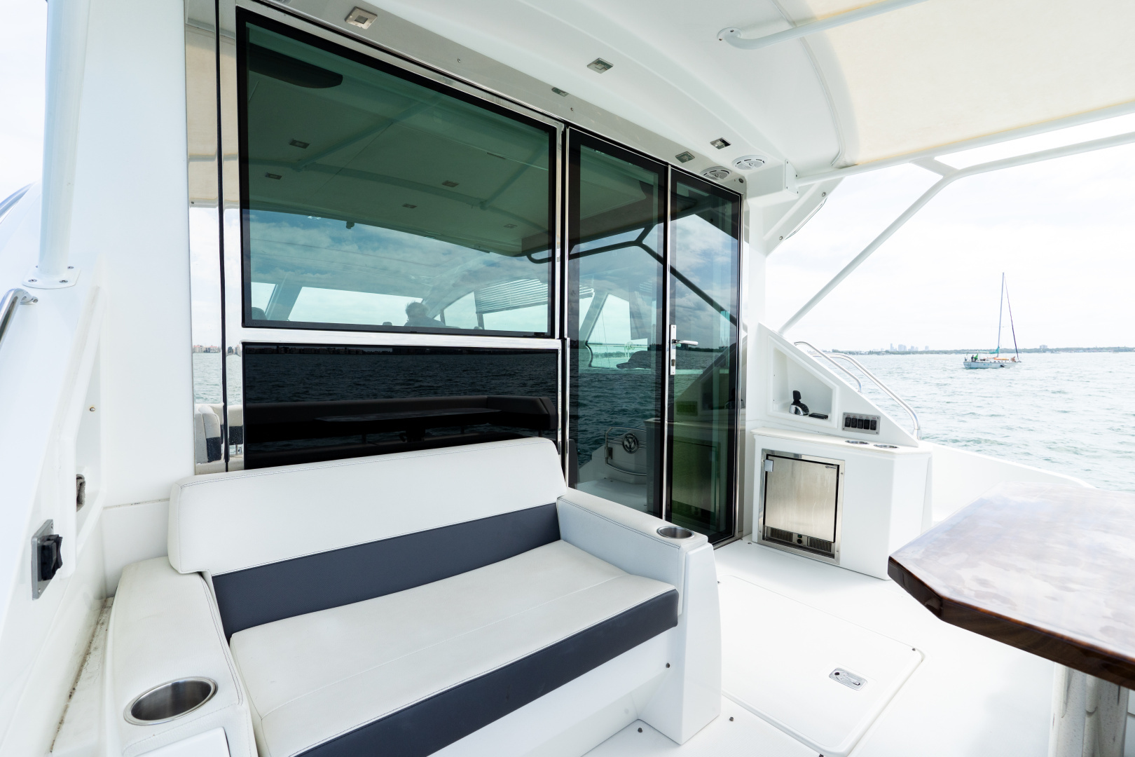 2018 Cruisers Yachts 50 CANTIUS - Image 24