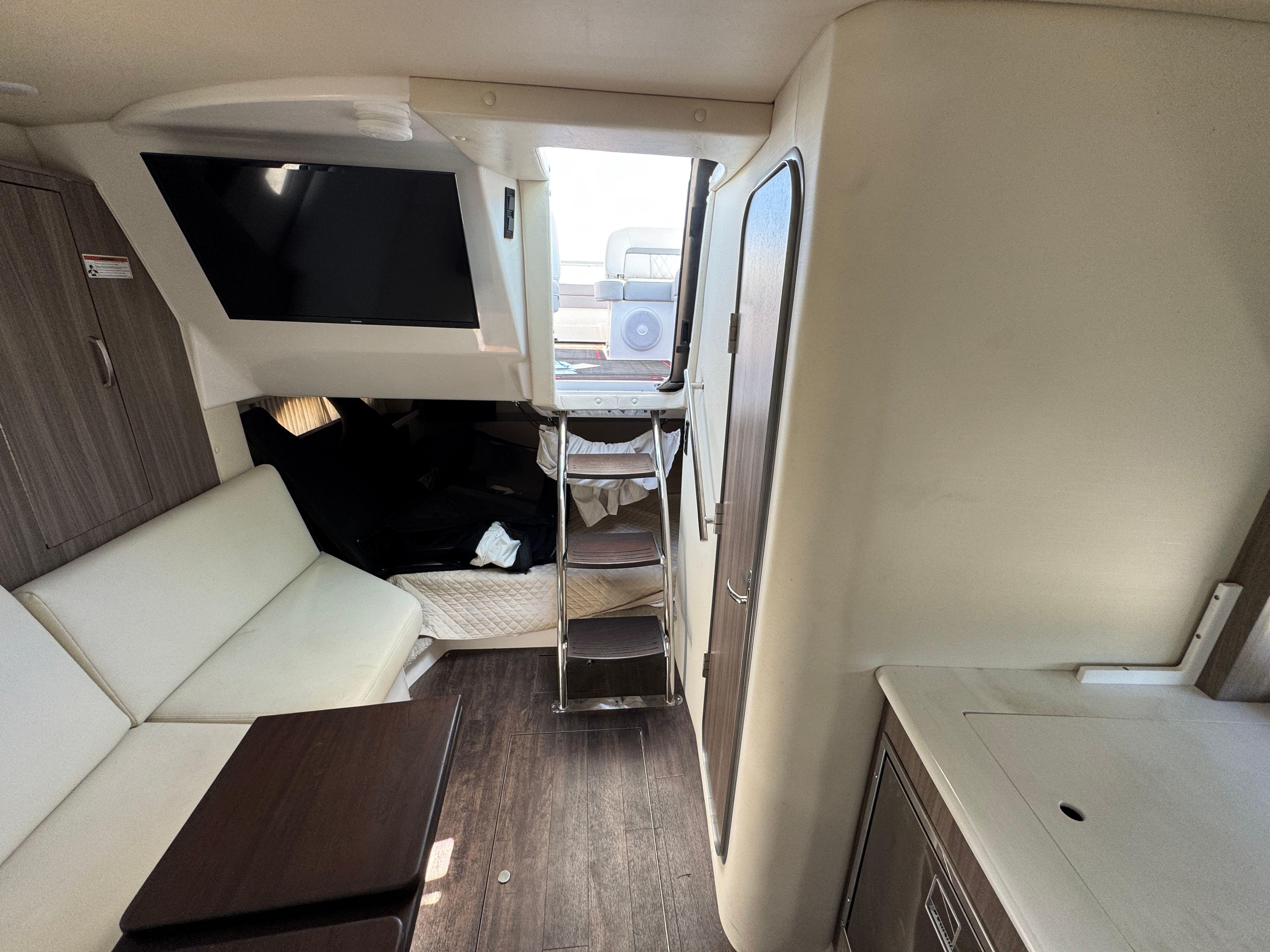 2023 REGAL 33 EXPRESS - Image 33