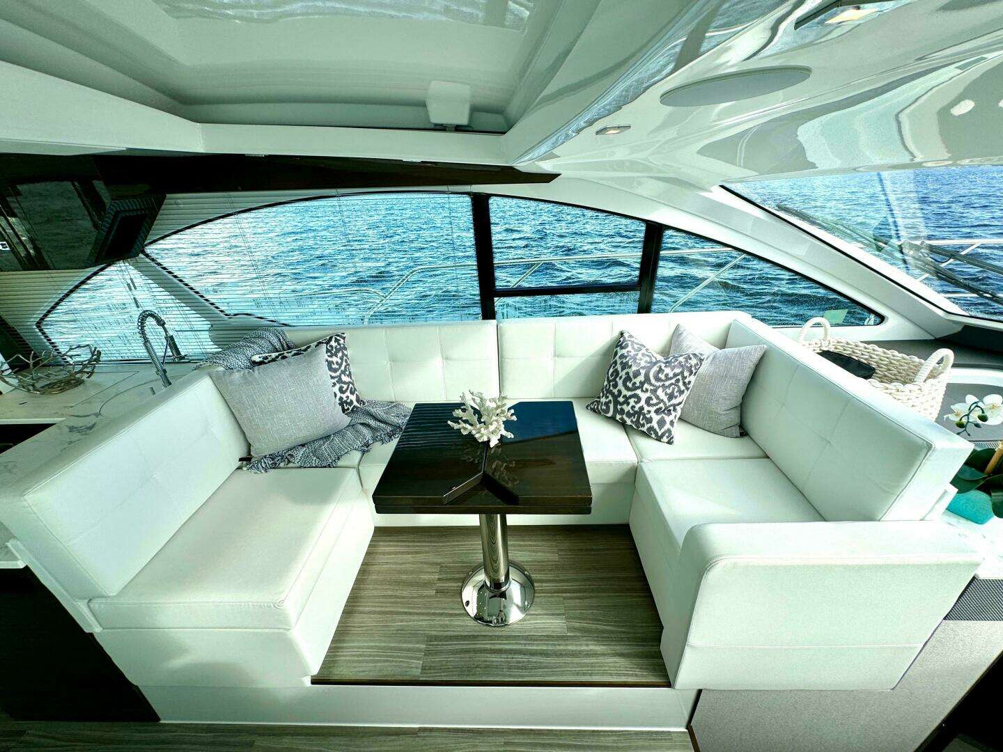 2020 Cruisers Yachts 50 Cantius - Image 13