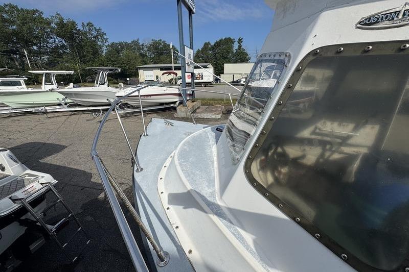 2001 ROS Boats 19 RUNABOUT on display at a boat dealership.